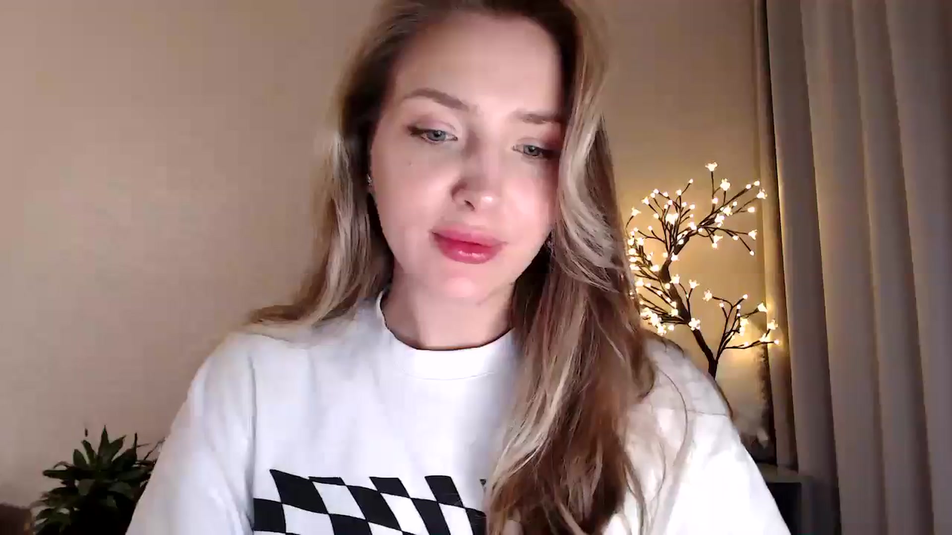 Gallery image thumbnail from My_Diana's myfreecams stream on, 06/27/2025, 21:49 image 13 of 20