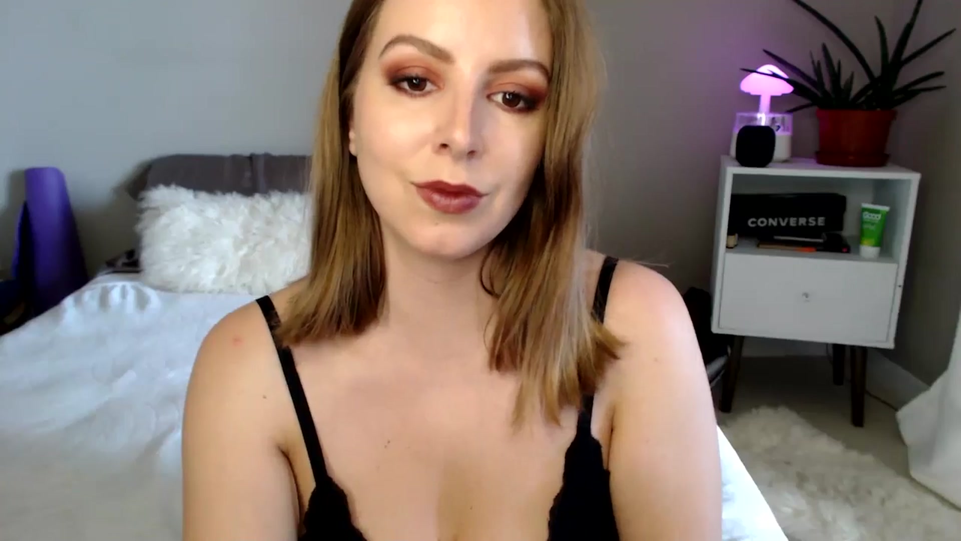 Gallery image thumbnail from MyaDelaney's myfreecams stream on, 05/16/2024, 24:20 image 18 of 20