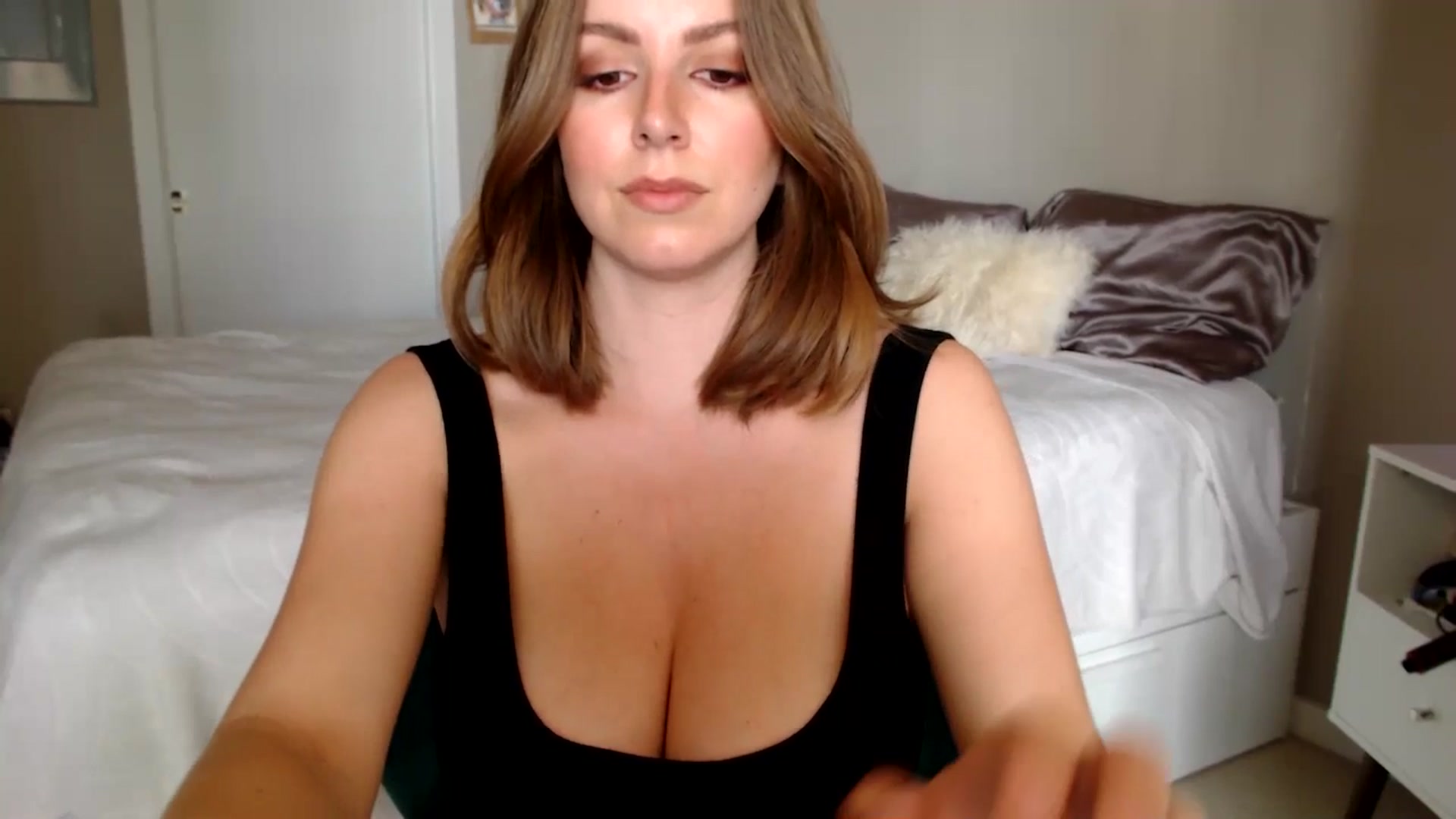 Gallery image thumbnail from MyaDelaney's myfreecams stream on, 05/01/2025, 23:15 image 4 of 20