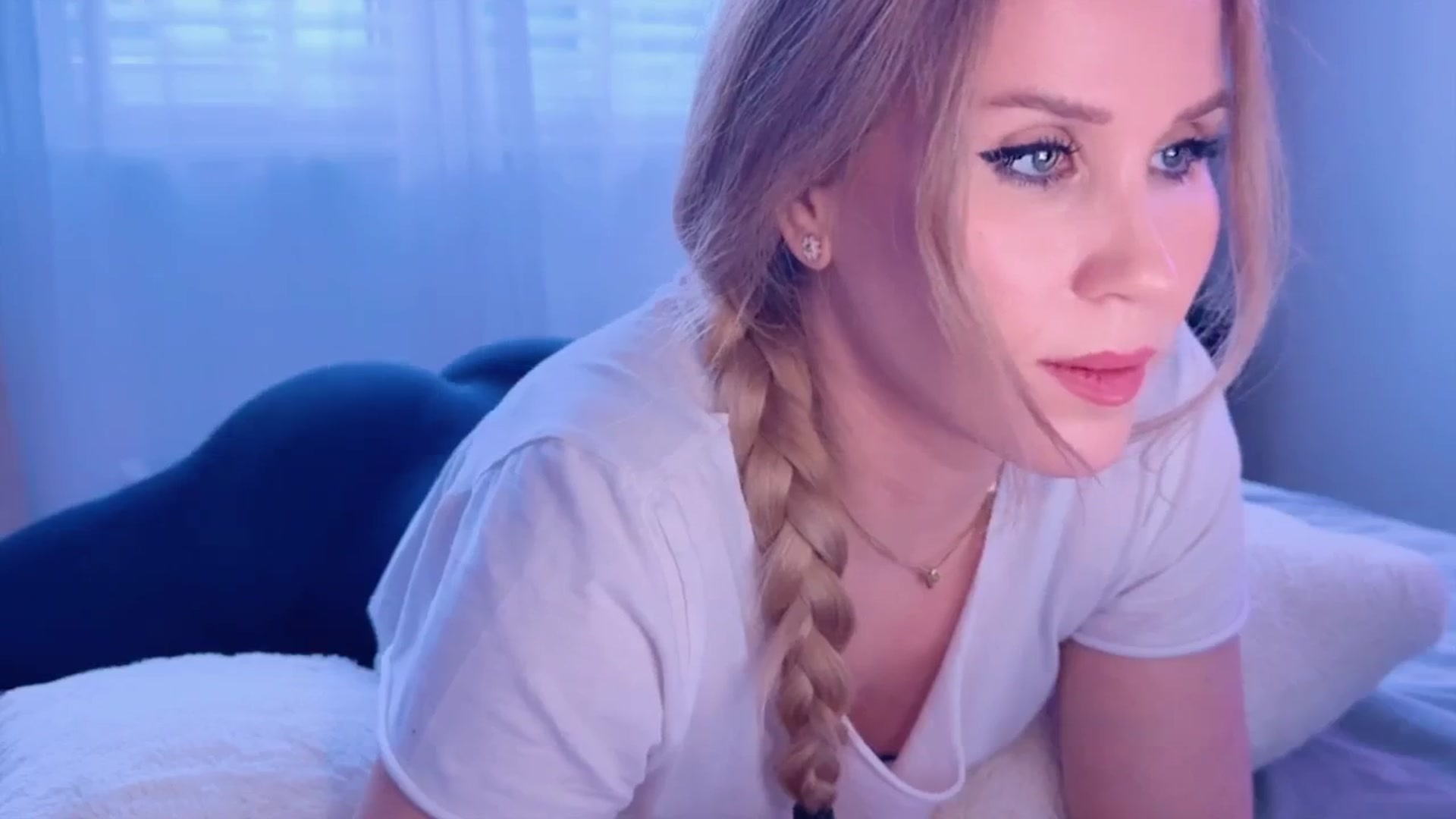 Gallery image thumbnail from Myassistant's myfreecams stream on, 04/19/2025, 19:12 image 18 of 20