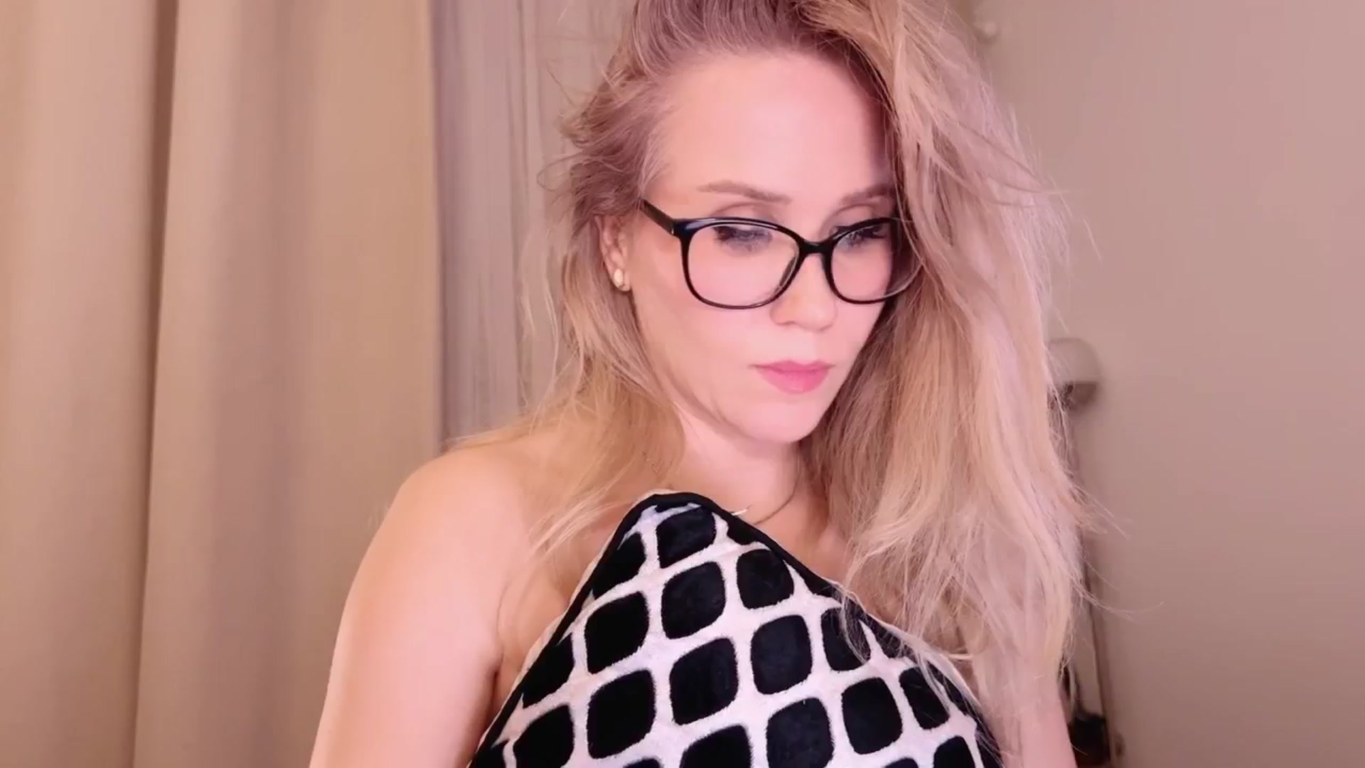 Gallery image thumbnail from Myassistant's myfreecams stream on, 04/20/2025, 20:31 image 7 of 20