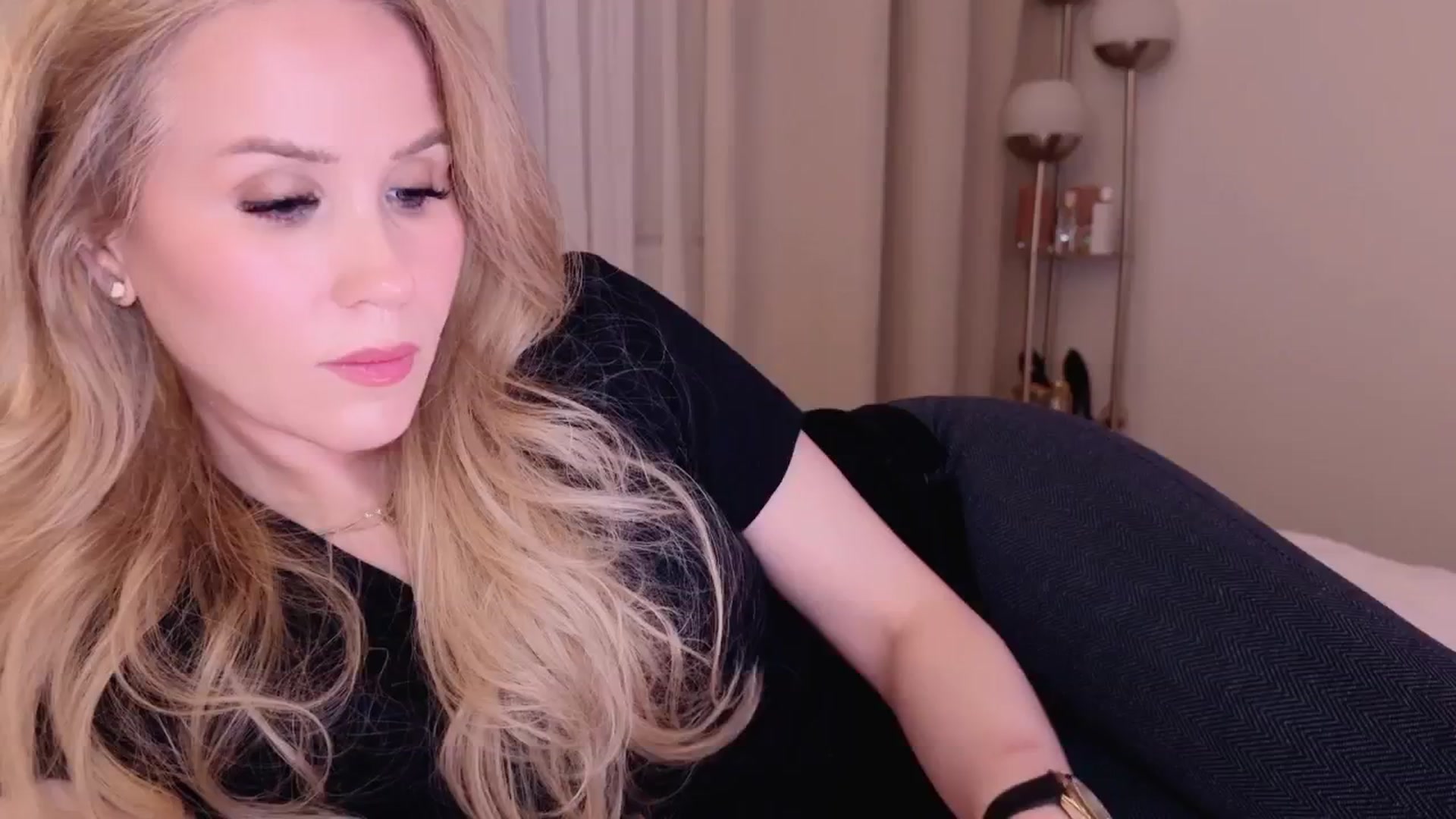 Gallery image thumbnail from Myassistant's myfreecams stream on, 05/10/2025, 21:39 image 16 of 20