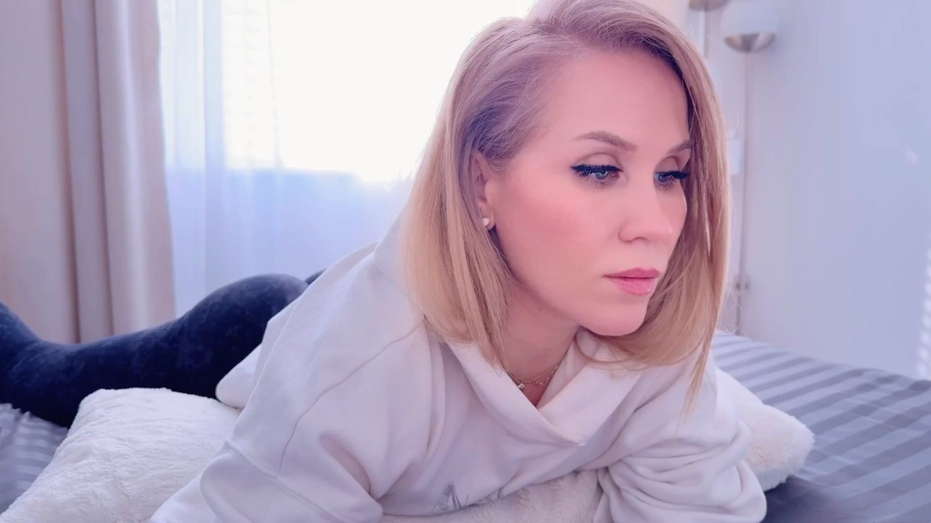 Gallery image thumbnail from Myassistant's myfreecams stream on, 05/17/2025, 18:15 image 3 of 20