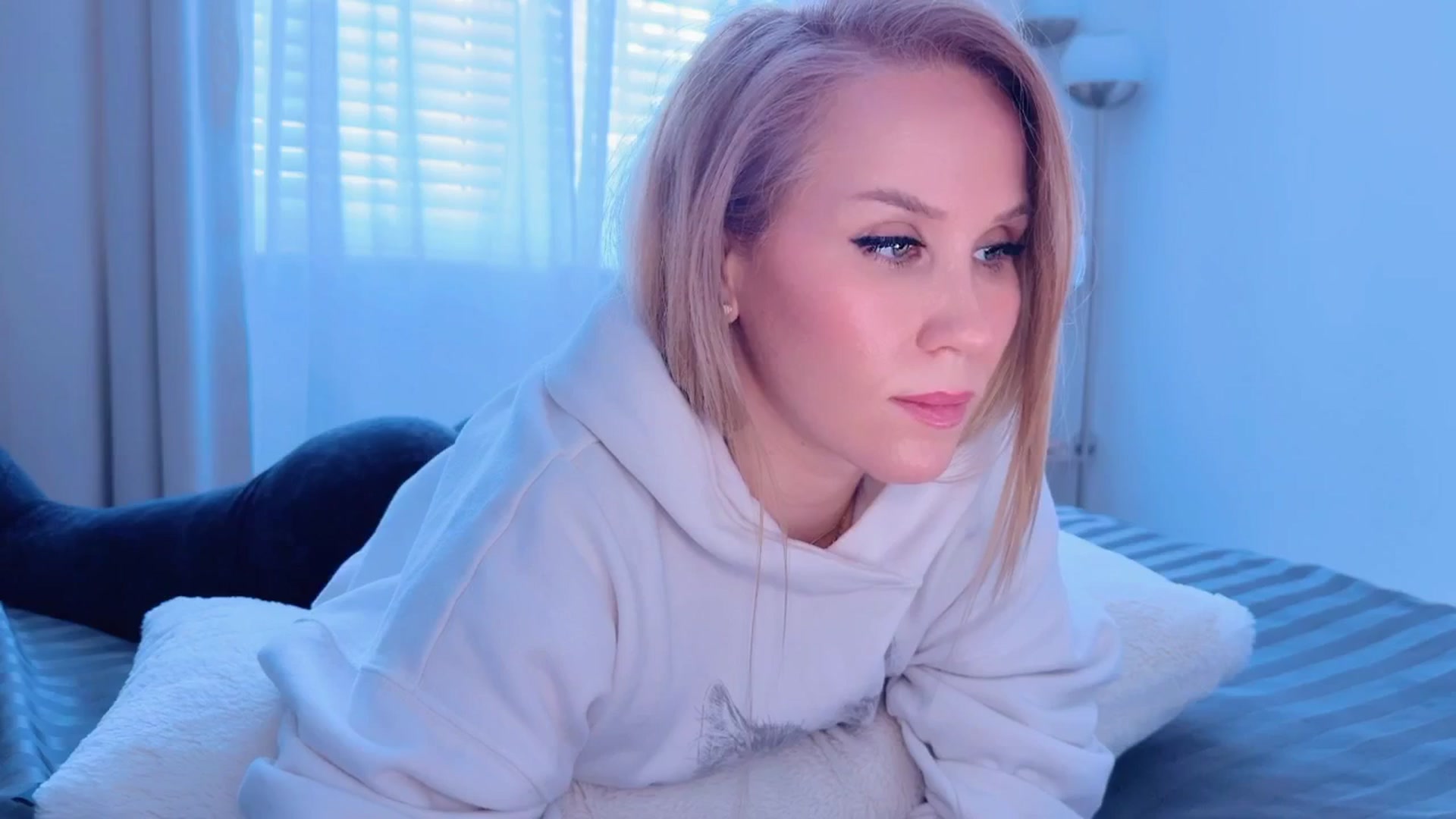 Gallery image thumbnail from Myassistant's myfreecams stream on, 05/17/2025, 18:15 image 17 of 20