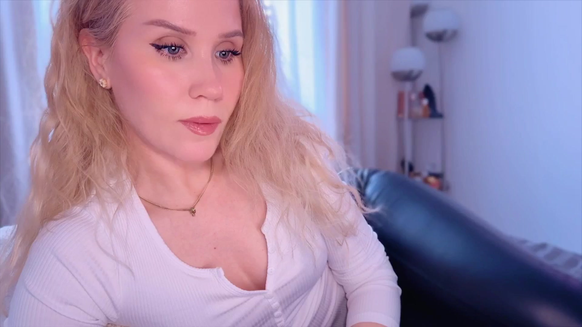 Gallery image thumbnail from Myassistant's myfreecams stream on, 06/07/2025, 19:28 image 15 of 20
