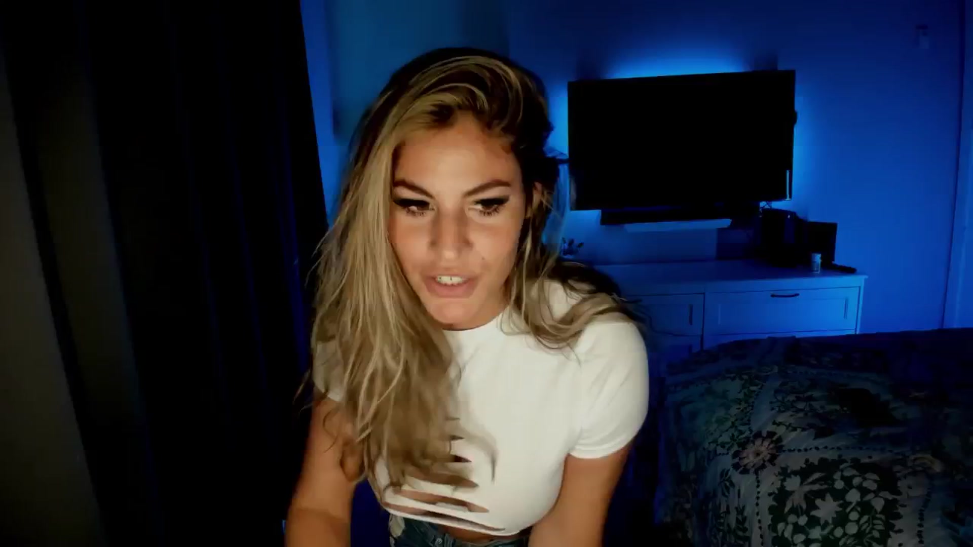 Gallery image thumbnail from MylaBanks's myfreecams stream on, 09/19/2024, 18:21 image 5 of 20