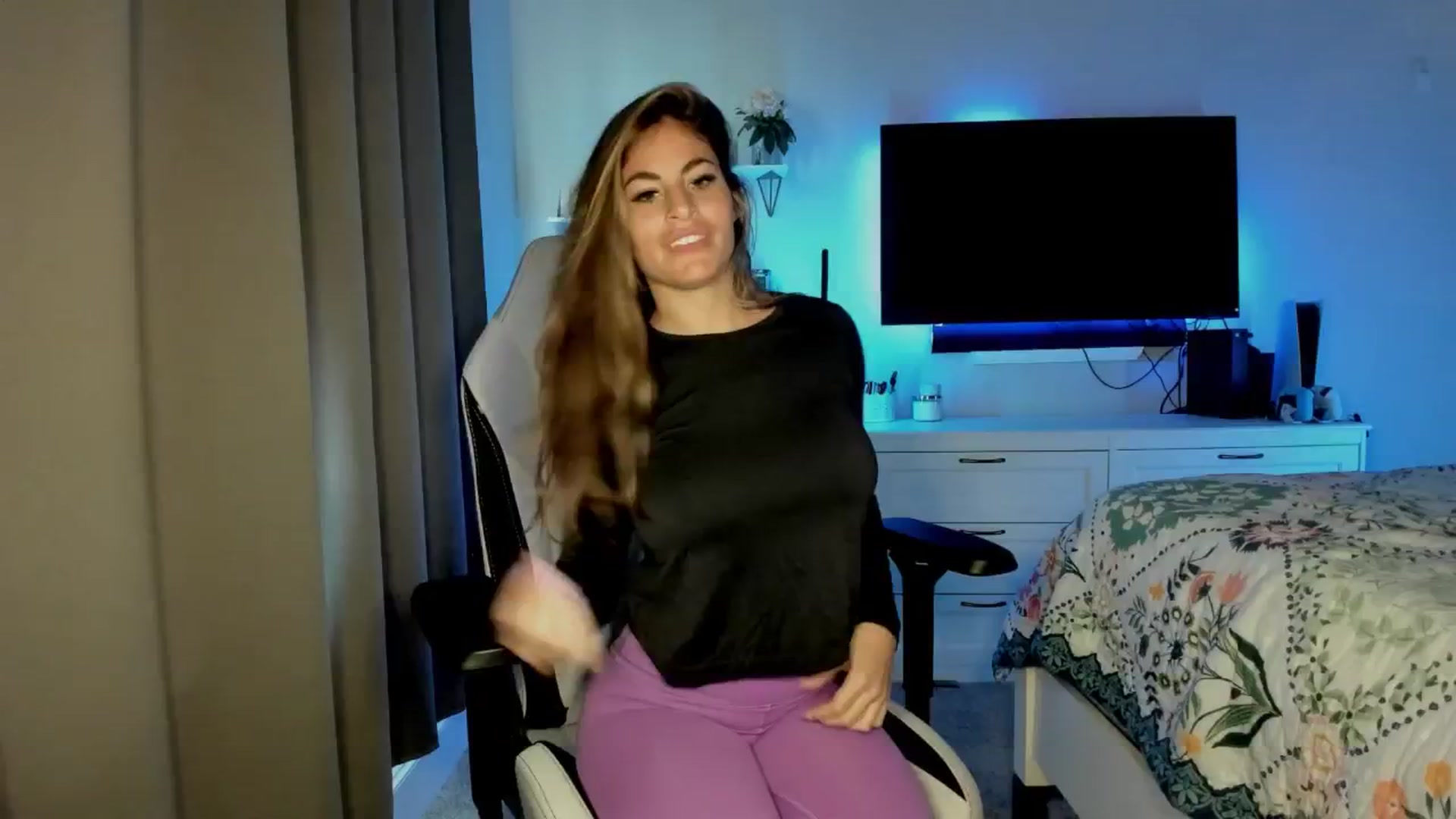 Gallery image thumbnail from MylaBanks's myfreecams stream on, 02/17/2025, 21:51 image 1 of 20