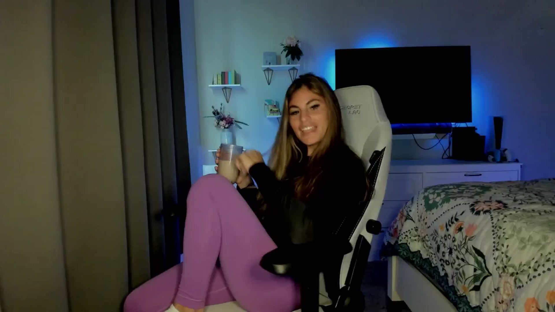 Gallery image thumbnail from MylaBanks's myfreecams stream on, 02/17/2025, 21:51 image 3 of 20