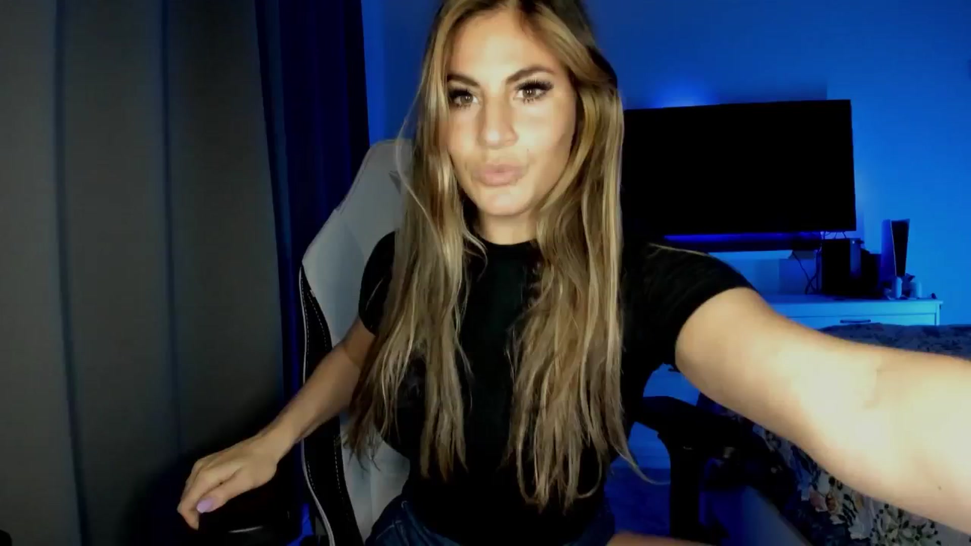 Gallery image thumbnail from MylaBanks's myfreecams stream on, 03/01/2025, 08:15 image 1 of 20