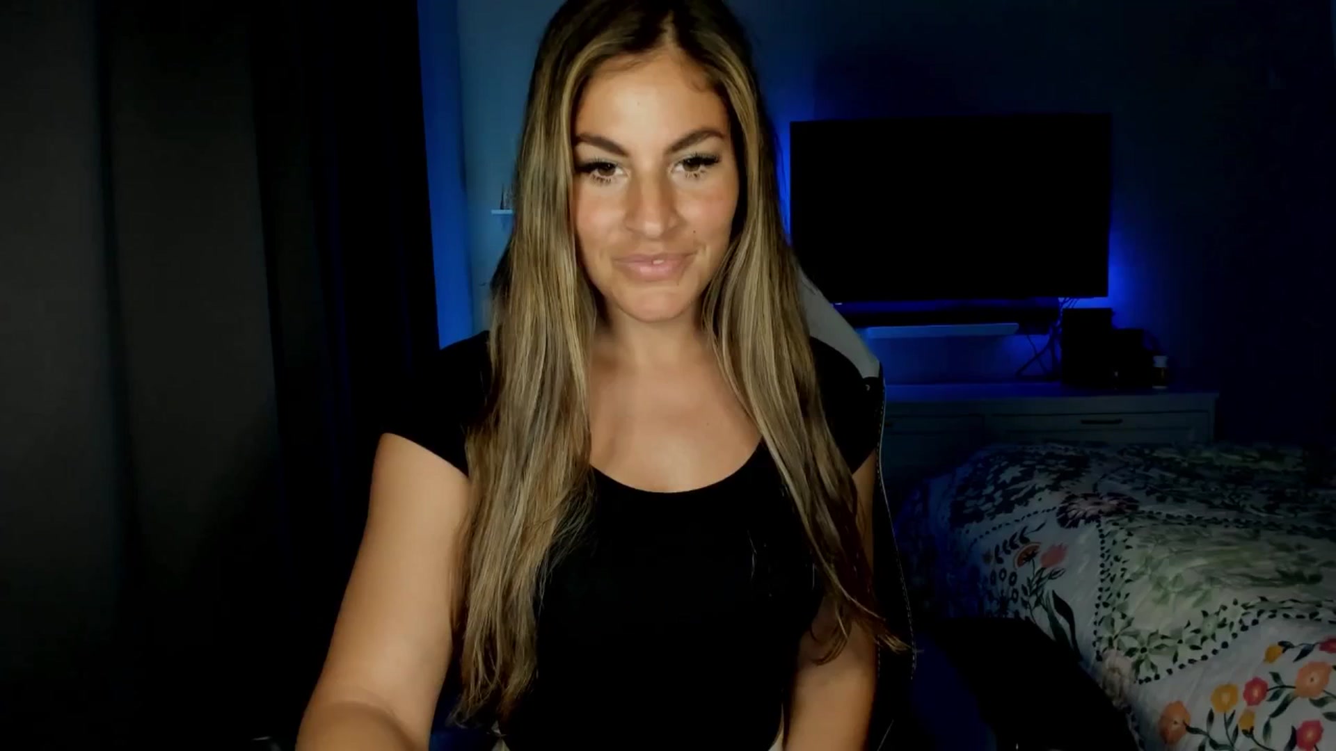 Gallery image thumbnail from MylaBanks's myfreecams stream on, 04/13/2025, 22:40 image 4 of 20
