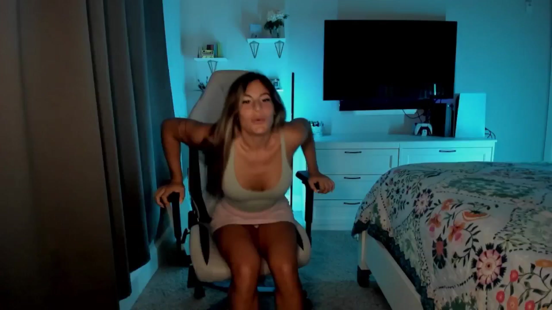 Gallery image thumbnail from MylaBanks's myfreecams stream on, 07/15/2025, 01:14 image 4 of 20