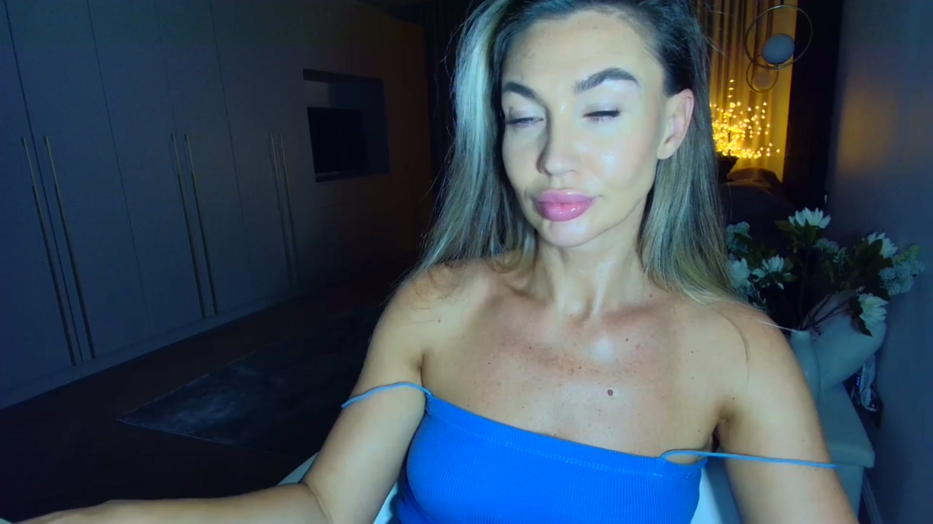 Gallery image thumbnail from Mystery_C's myfreecams stream on, 06/18/2025, 21:20 image 18 of 20