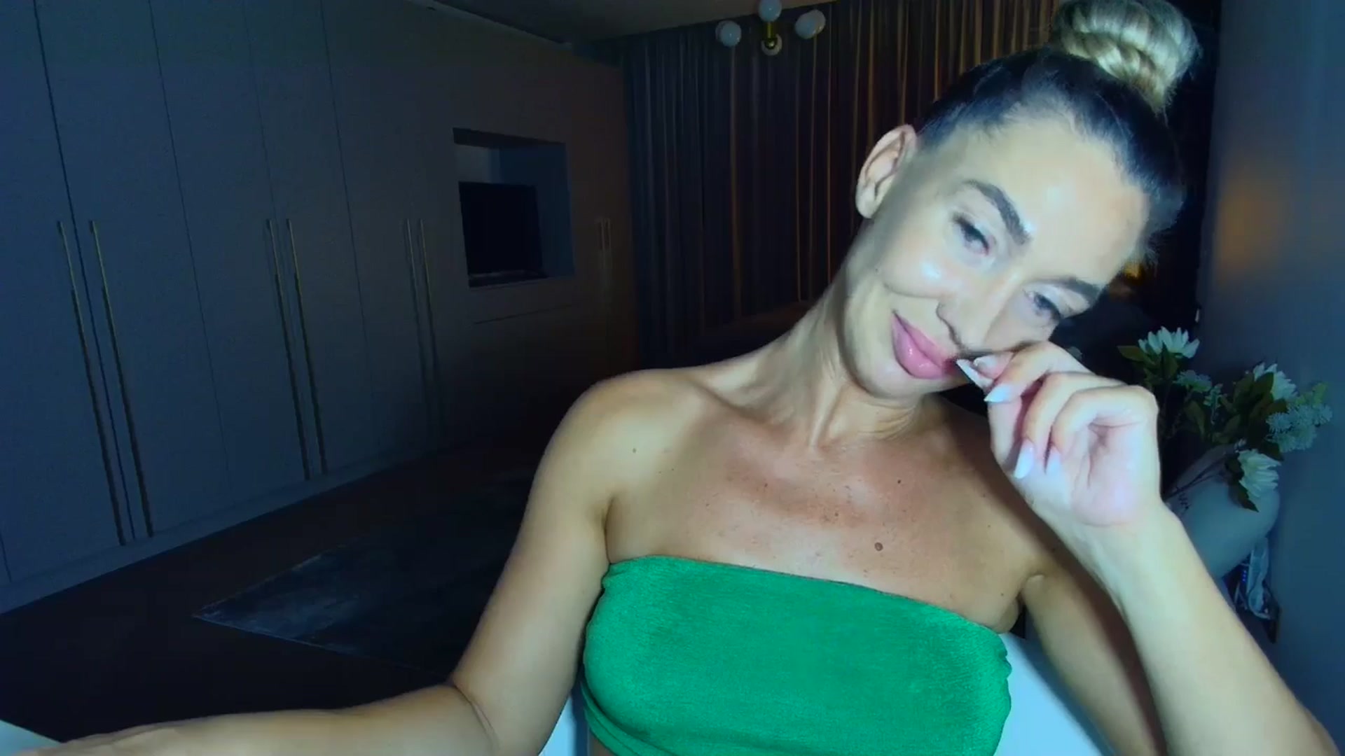 Gallery image thumbnail from Mystery_C's myfreecams stream on, 06/24/2025, 22:19 image 4 of 20