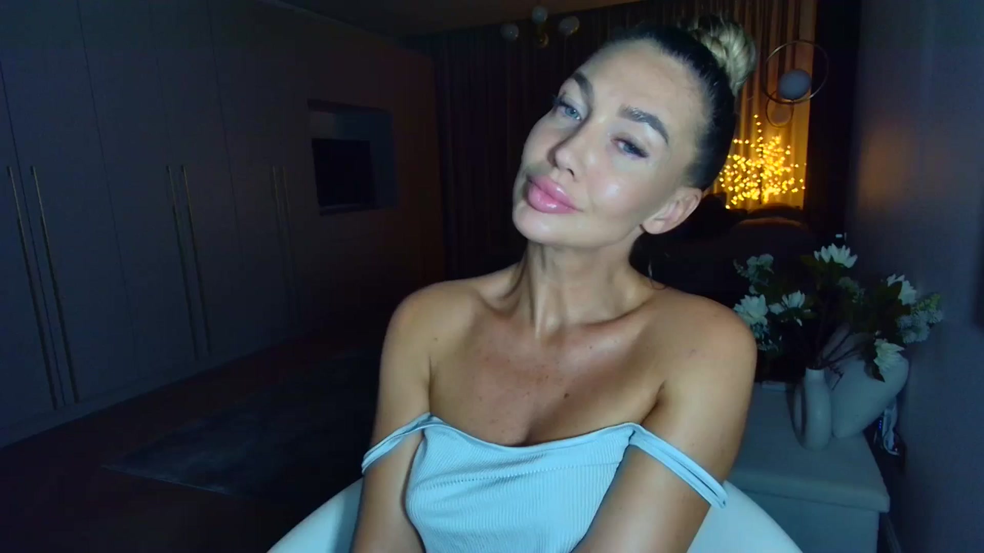 Gallery image thumbnail from Mystery_C's myfreecams stream on, 07/17/2025, 21:39 image 7 of 20