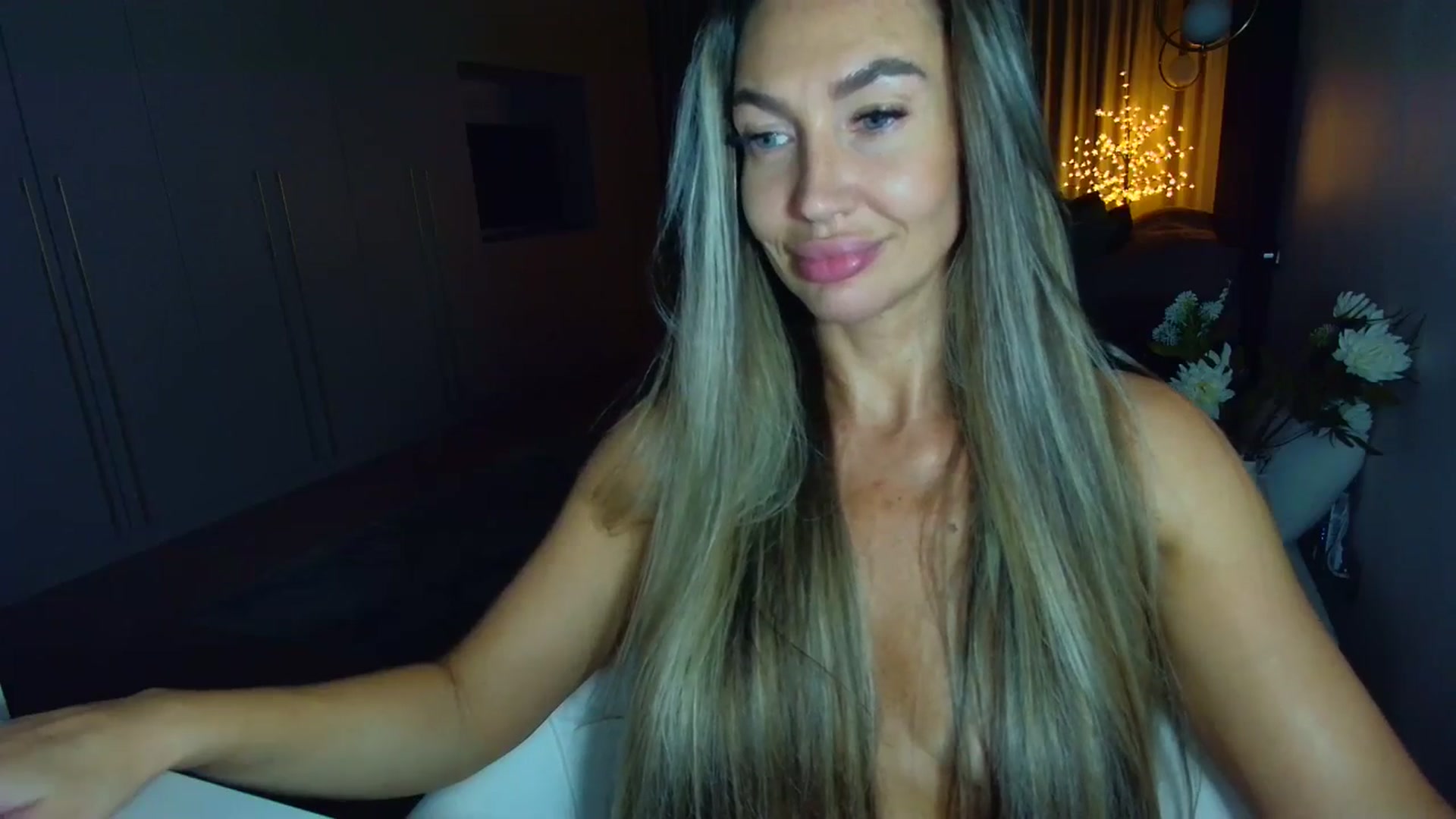 Gallery image thumbnail from Mystery_C's myfreecams stream on, 08/02/2025, 22:46 image 16 of 20