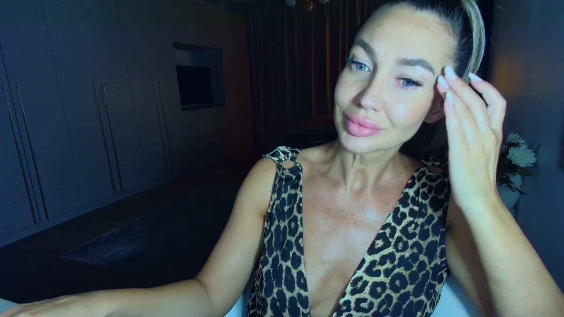 Gallery image thumbnail from Mystery_C's myfreecams stream on, 08/03/2025, 20:56 image 16 of 20