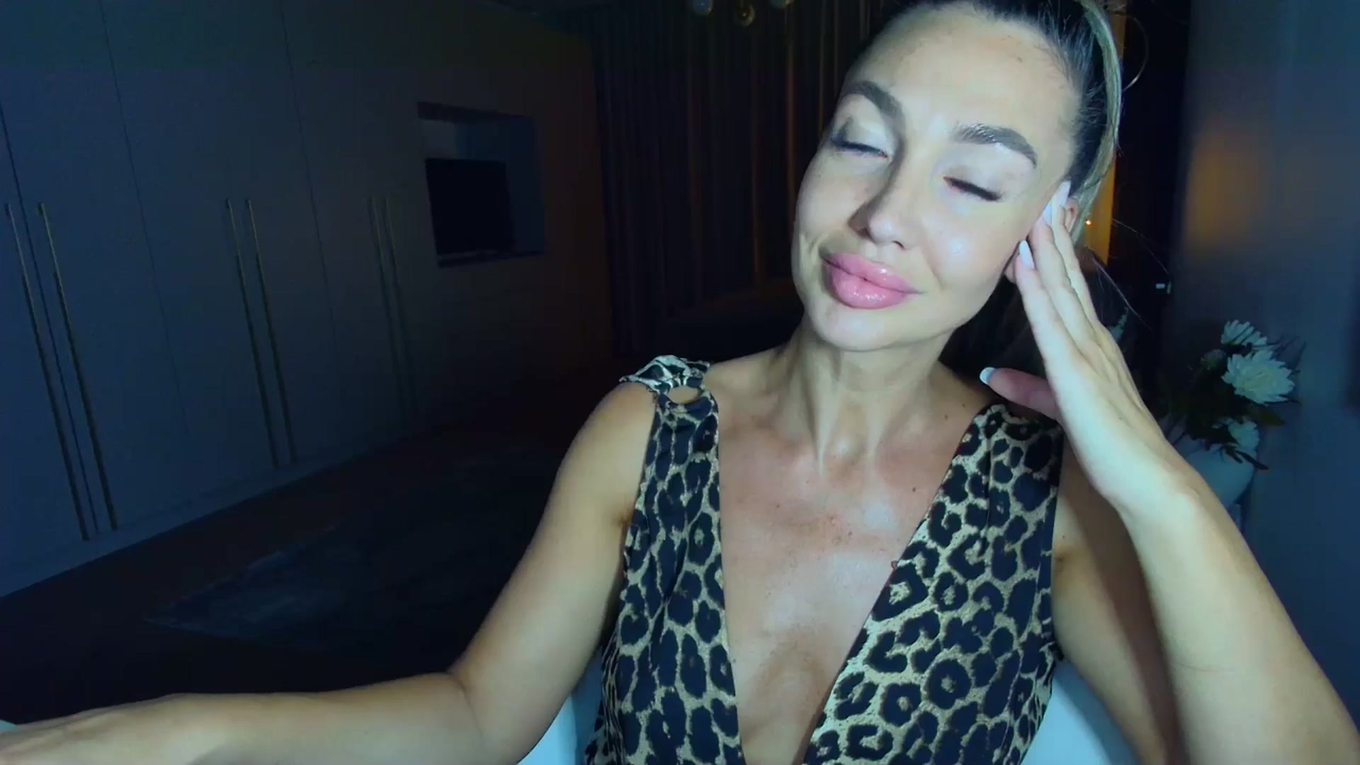 Gallery image thumbnail from Mystery_C's myfreecams stream on, 08/03/2025, 20:56 image 7 of 20