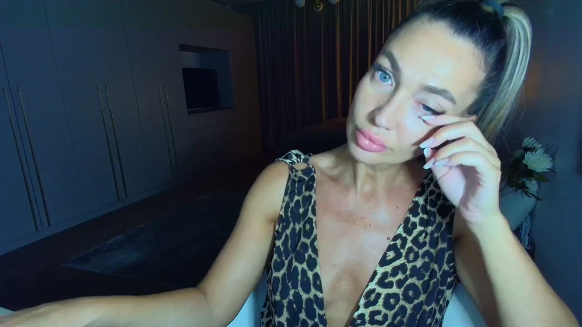 Gallery image thumbnail from Mystery_C's myfreecams stream on, 08/03/2025, 20:56 image 2 of 20