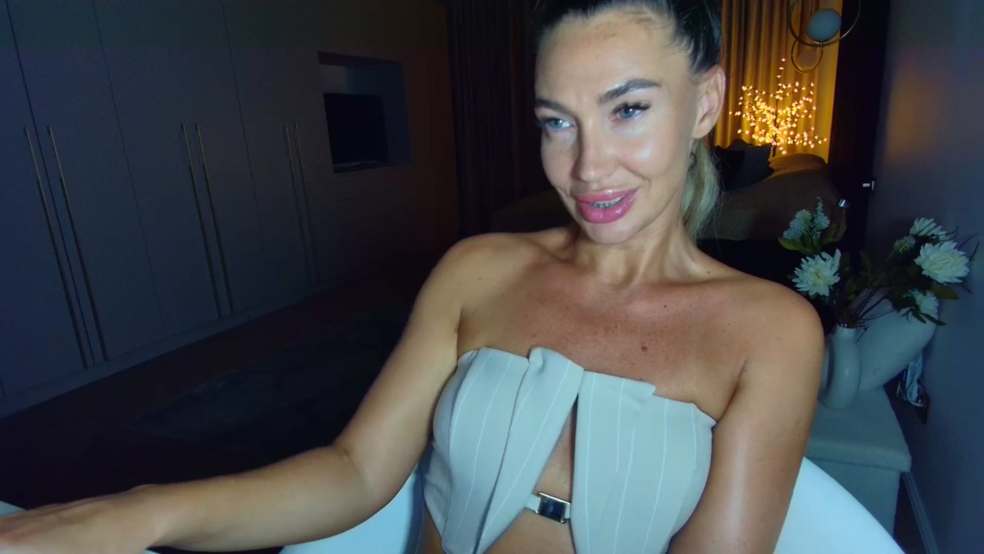 Gallery image thumbnail from Mystery_C's myfreecams stream on, 09/03/2025, 21:33 image 19 of 20