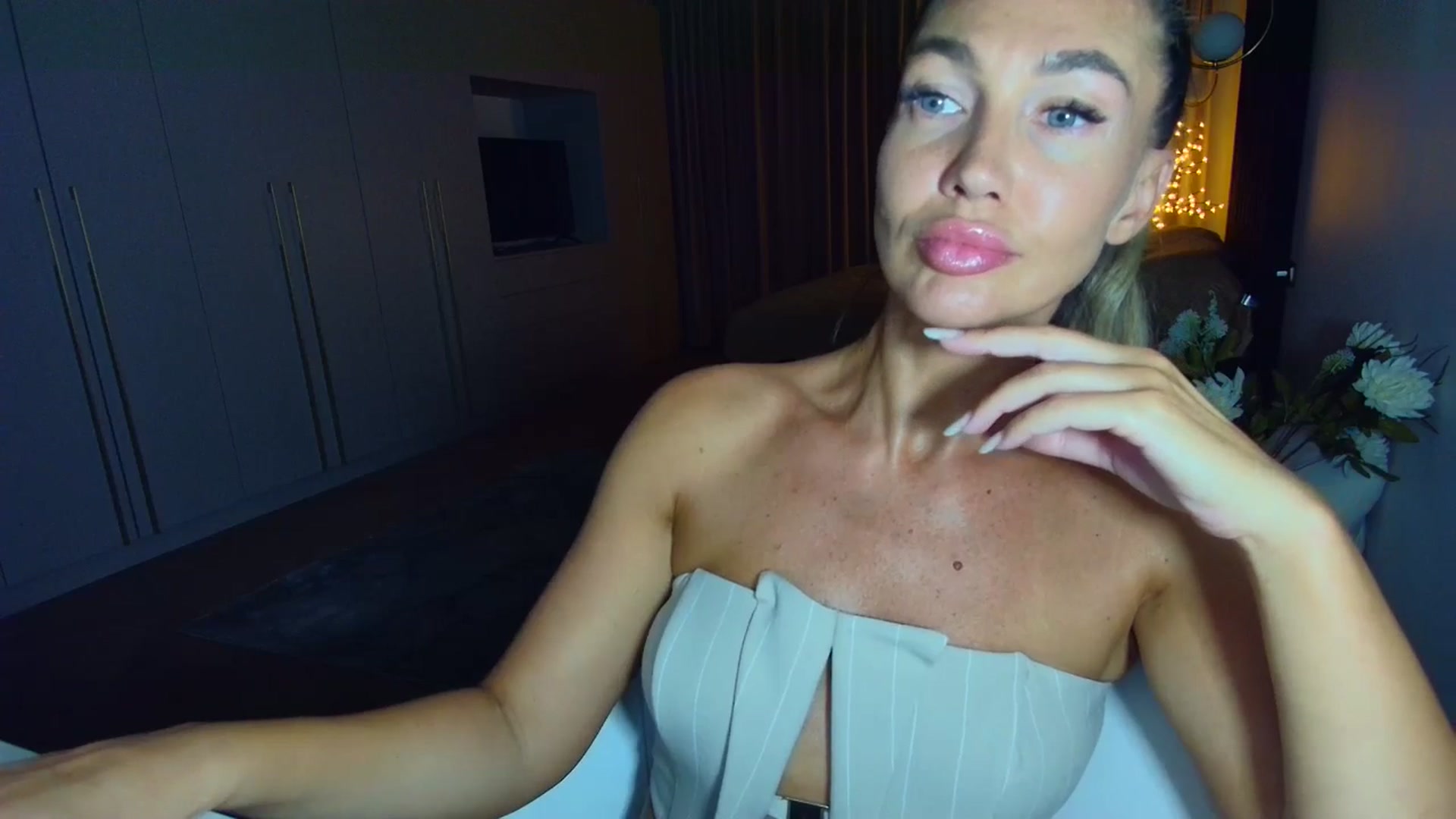 Gallery image thumbnail from Mystery_C's myfreecams stream on, 09/03/2025, 21:49 image 12 of 20