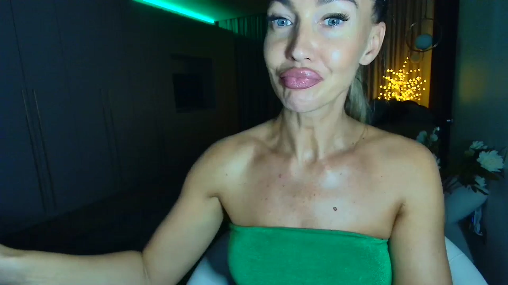 Gallery image thumbnail from Mystery_C's myfreecams stream on, 09/19/2025, 22:14 image 15 of 20