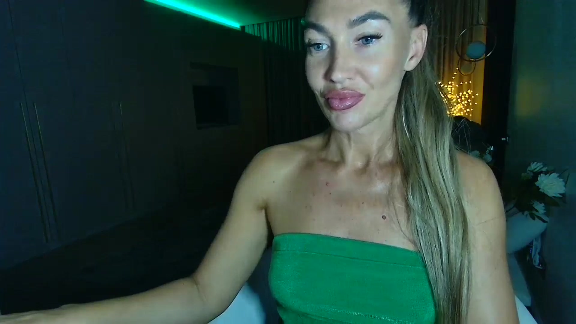 Gallery image thumbnail from Mystery_C's myfreecams stream on, 09/19/2025, 22:14 image 5 of 20