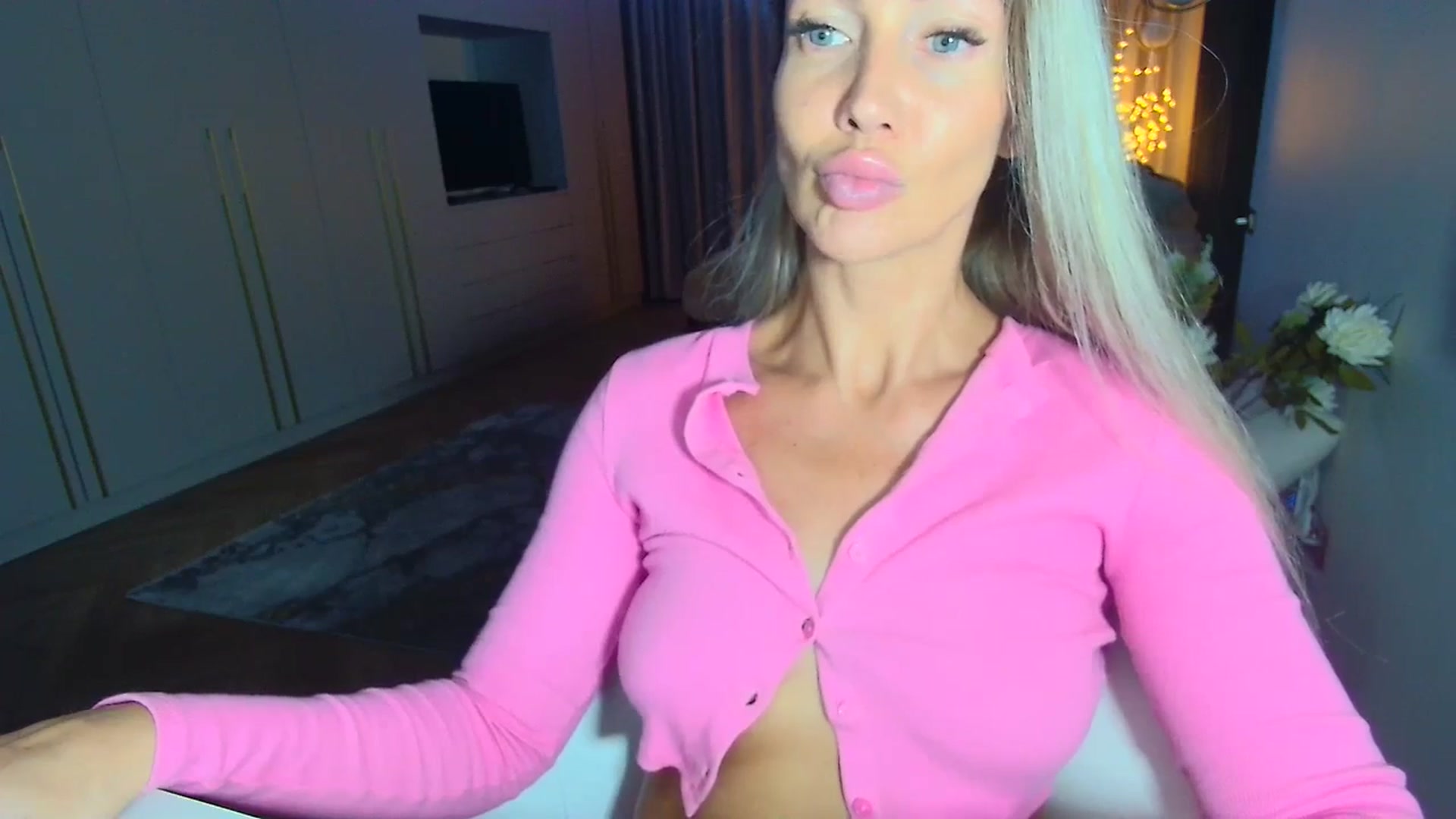 Gallery image thumbnail from Mystery_C's myfreecams stream on, 09/25/2025, 21:58 image 10 of 20