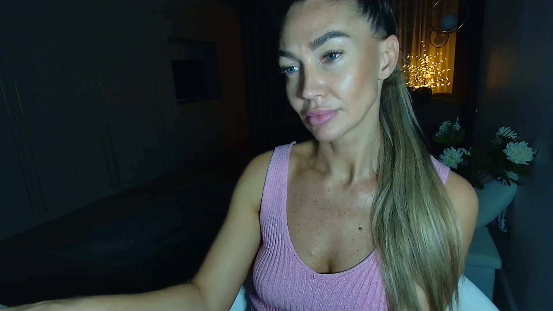 Gallery image thumbnail from Mystery_C's myfreecams stream on, 10/13/2025, 22:19 image 17 of 20