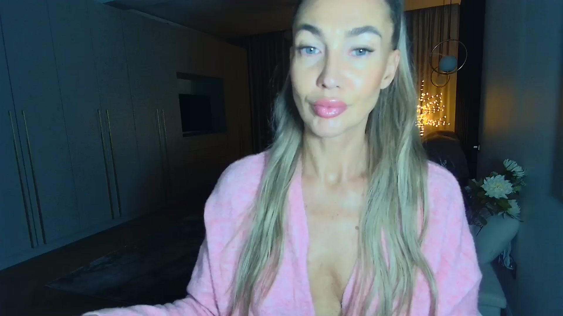 Gallery image thumbnail from Mystery_C's myfreecams stream on, 11/05/2025, 22:25 image 1 of 20