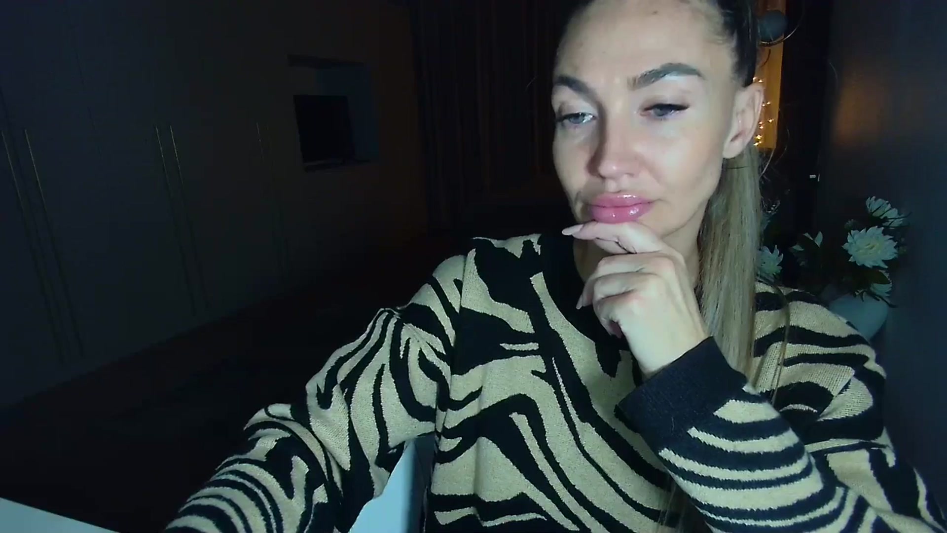 Gallery image thumbnail from Mystery_C's myfreecams stream on, 11/17/2025, 23:03 image 18 of 20