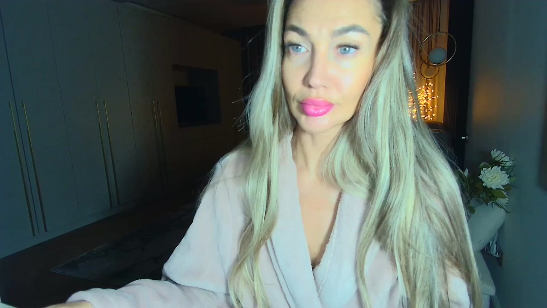 Gallery image thumbnail from Mystery_C's myfreecams stream on, 11/26/2025, 22:52 image 1 of 20