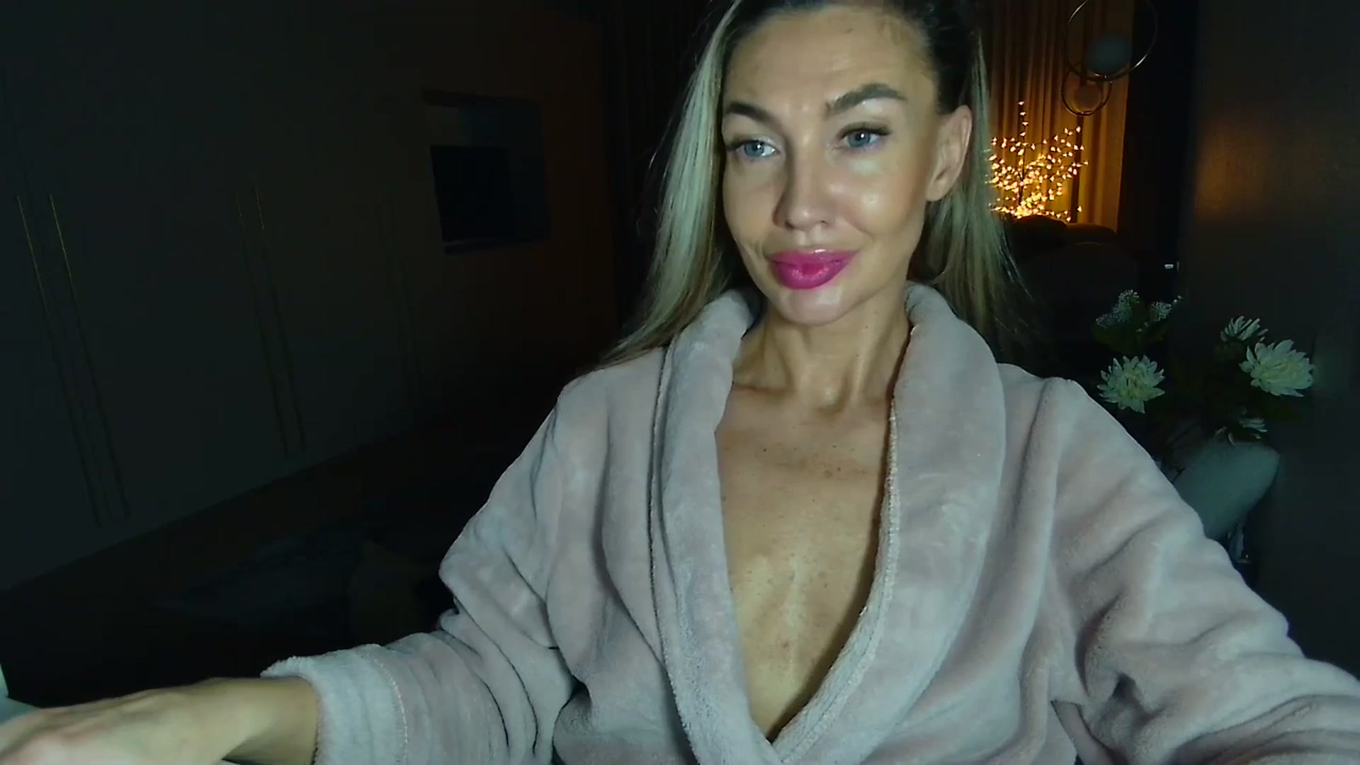 Gallery image thumbnail from Mystery_C's myfreecams stream on, 12/03/2025, 23:09 image 10 of 20