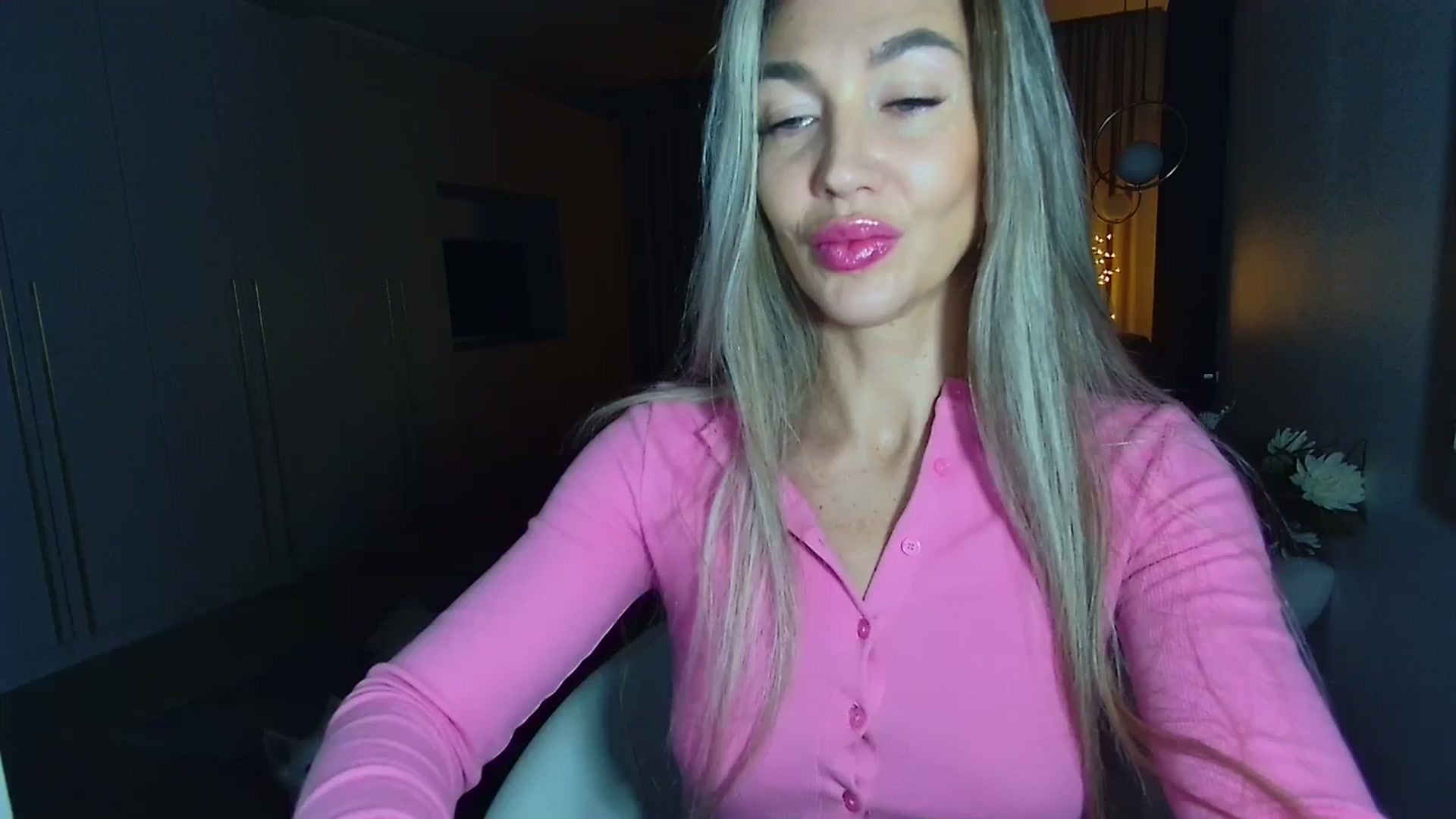 Gallery image thumbnail from Mystery_C's myfreecams stream on, 12/04/2025, 23:14 image 1 of 20