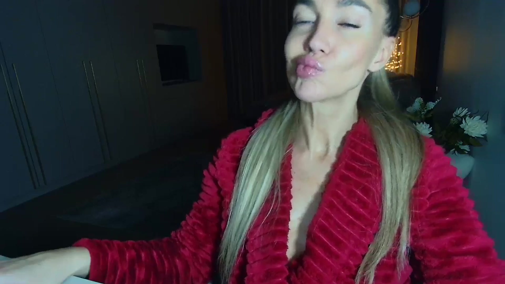 Gallery image thumbnail from Mystery_C's myfreecams stream on, 12/11/2025, 22:53 image 17 of 20
