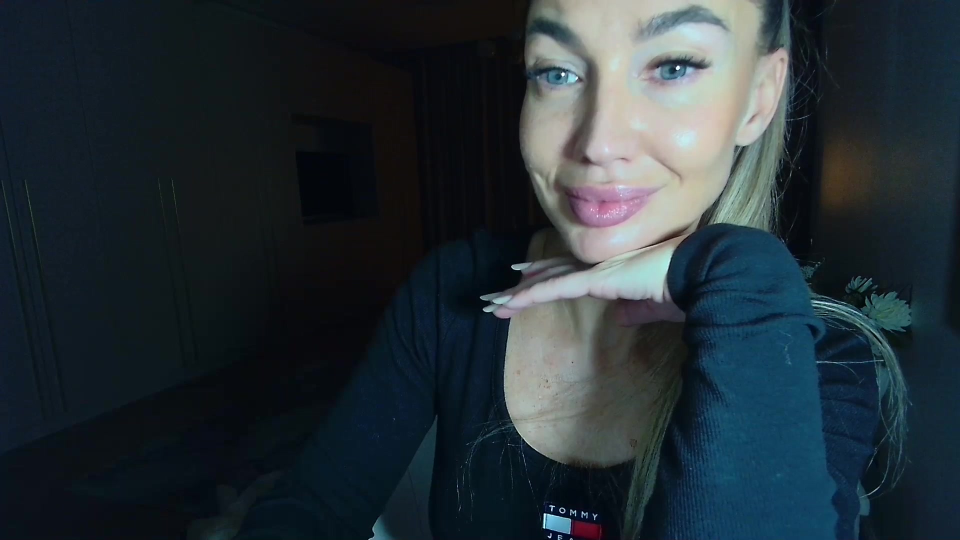 Gallery image thumbnail from Mystery_C's myfreecams stream on, 12/15/2025, 23:26 image 15 of 20