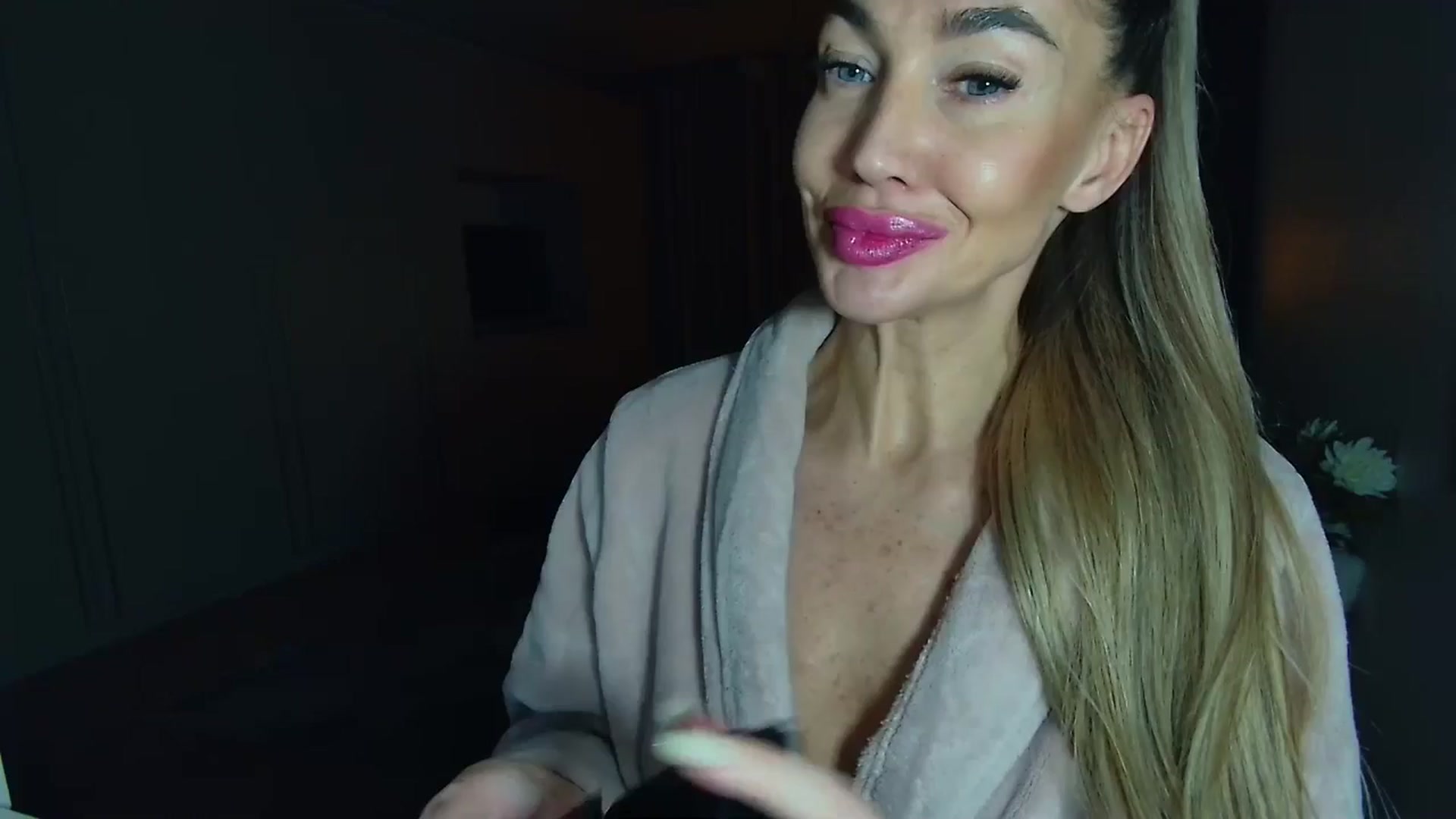 Gallery image thumbnail from Mystery_C's myfreecams stream on, 12/17/2025, 23:13 image 8 of 20
