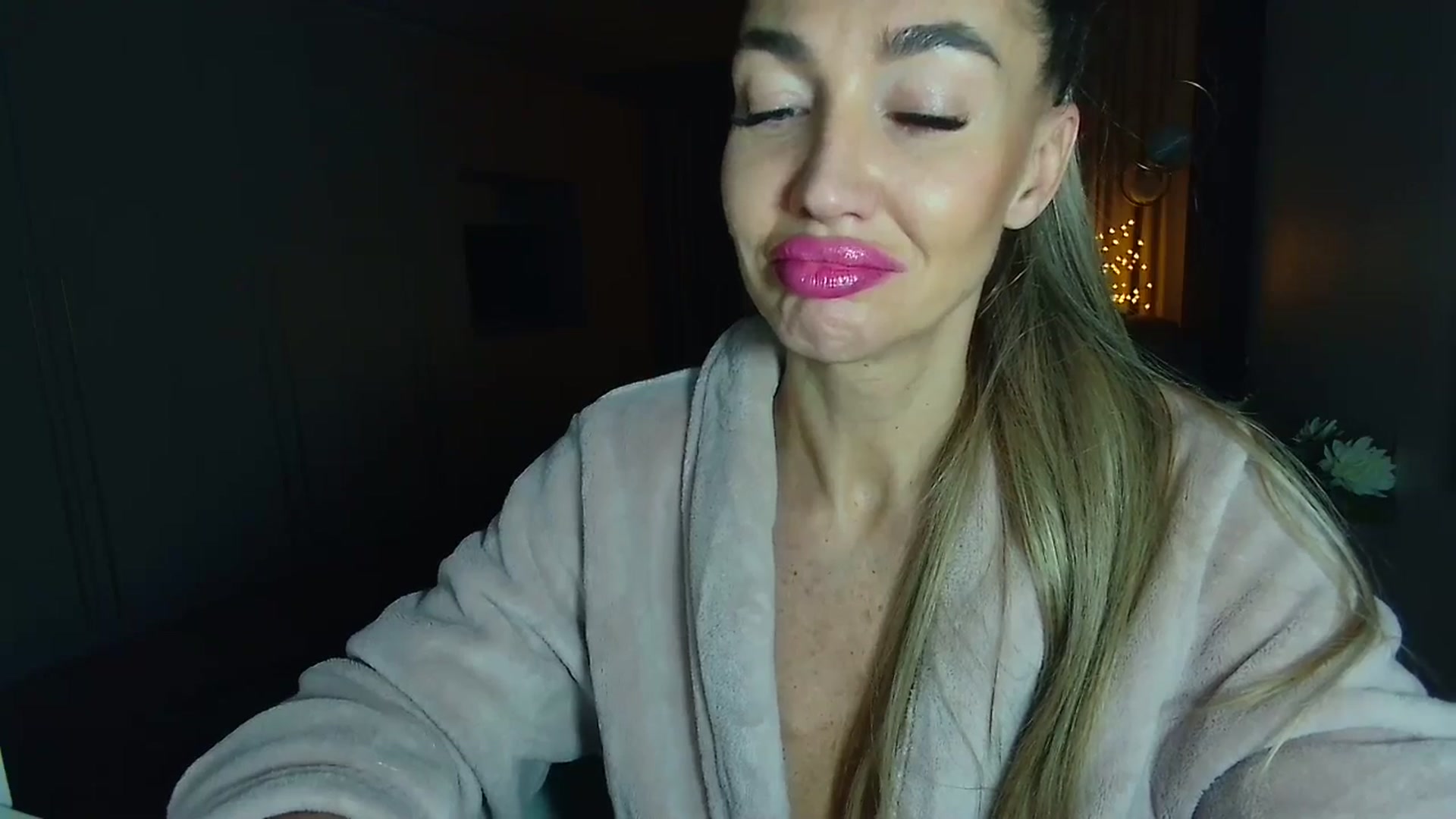 Gallery image thumbnail from Mystery_C's myfreecams stream on, 12/17/2025, 23:13 image 6 of 20