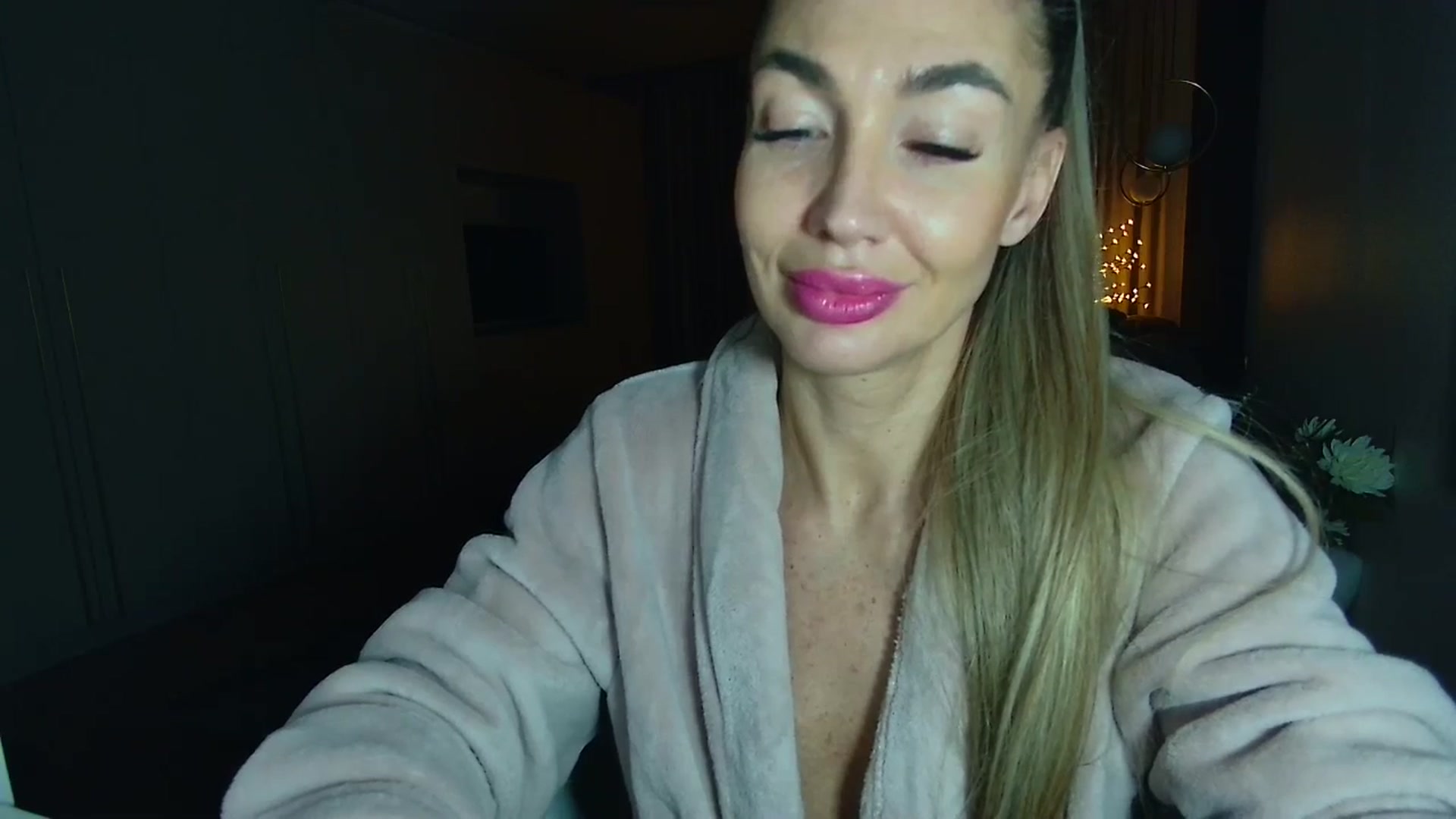 Gallery image thumbnail from Mystery_C's myfreecams stream on, 12/17/2025, 23:13 image 11 of 20