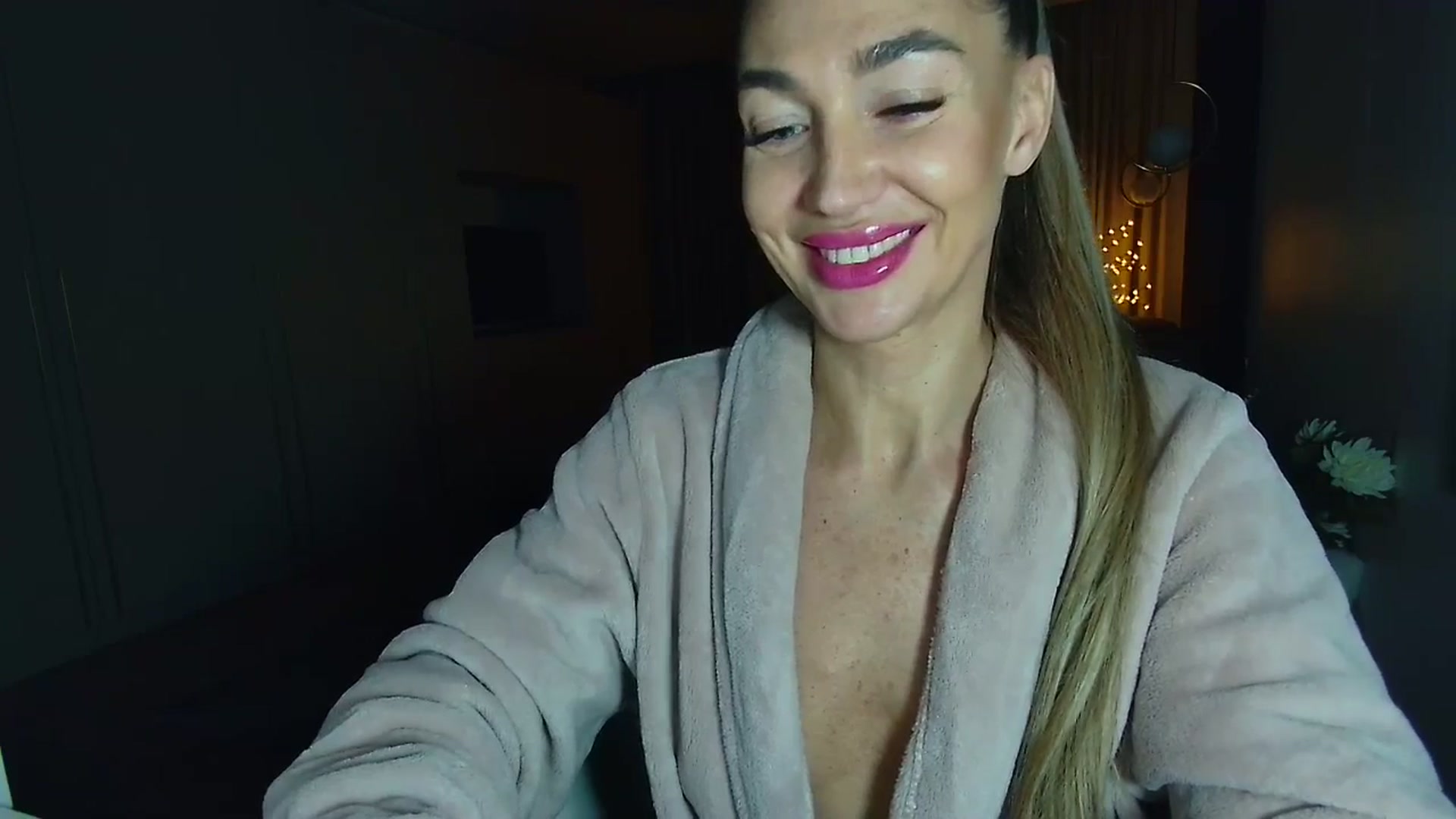 Gallery image thumbnail from Mystery_C's myfreecams stream on, 12/17/2025, 23:13 image 3 of 20