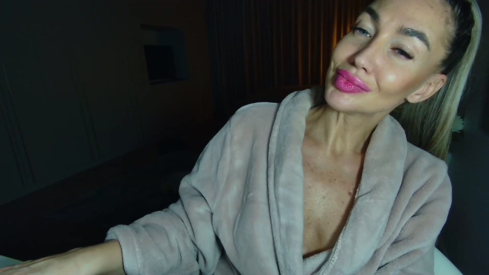 Gallery image thumbnail from Mystery_C's myfreecams stream on, 12/17/2025, 23:13 image 15 of 20