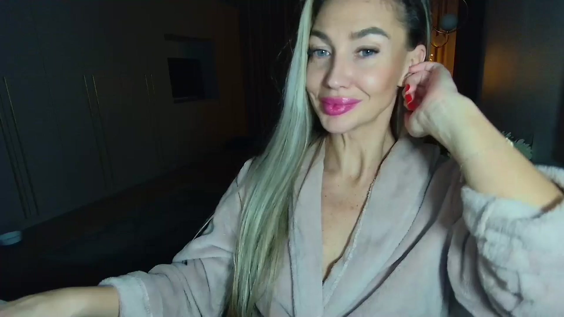 Gallery image thumbnail from Mystery_C's myfreecams stream on, 12/30/2025, 23:17 image 11 of 20