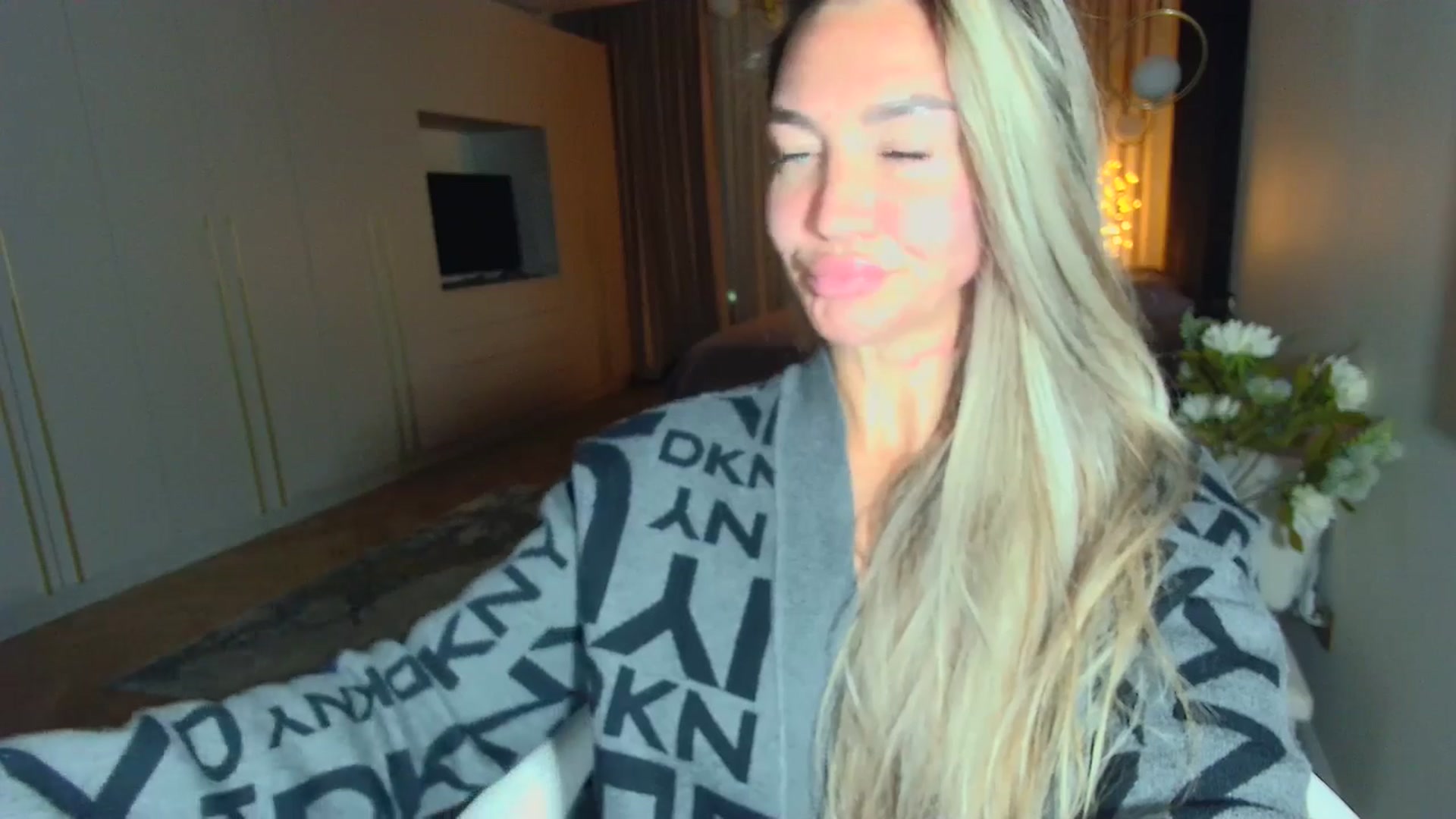 Gallery image thumbnail from Mystery_C's myfreecams stream on, 03/23/2026, 22:58 image 14 of 20