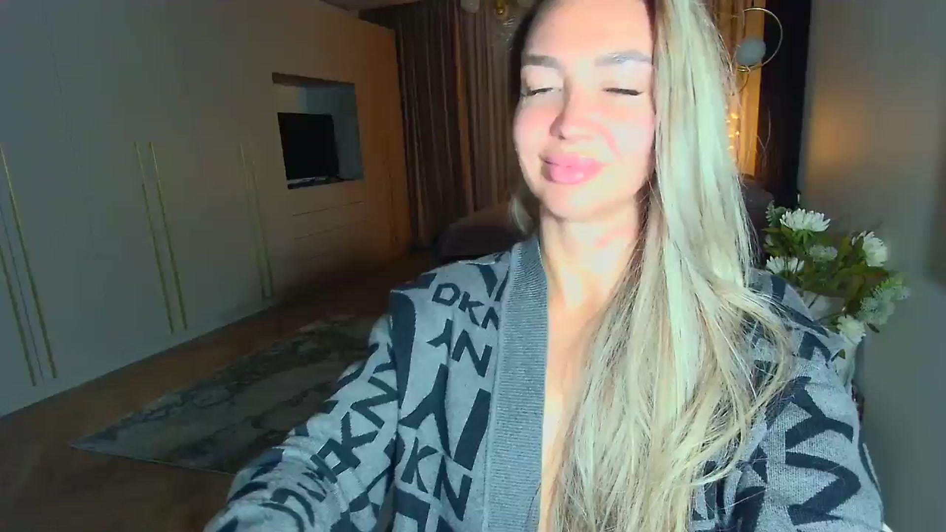 Gallery image thumbnail from Mystery_C's myfreecams stream on, 03/23/2026, 22:58 image 18 of 20