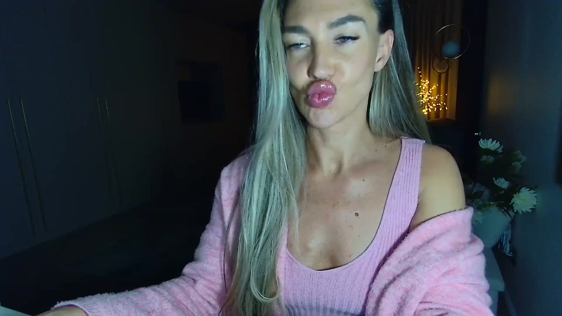 Gallery image thumbnail from Mystery_C's myfreecams stream on, 04/09/2026, 22:01 image 4 of 20