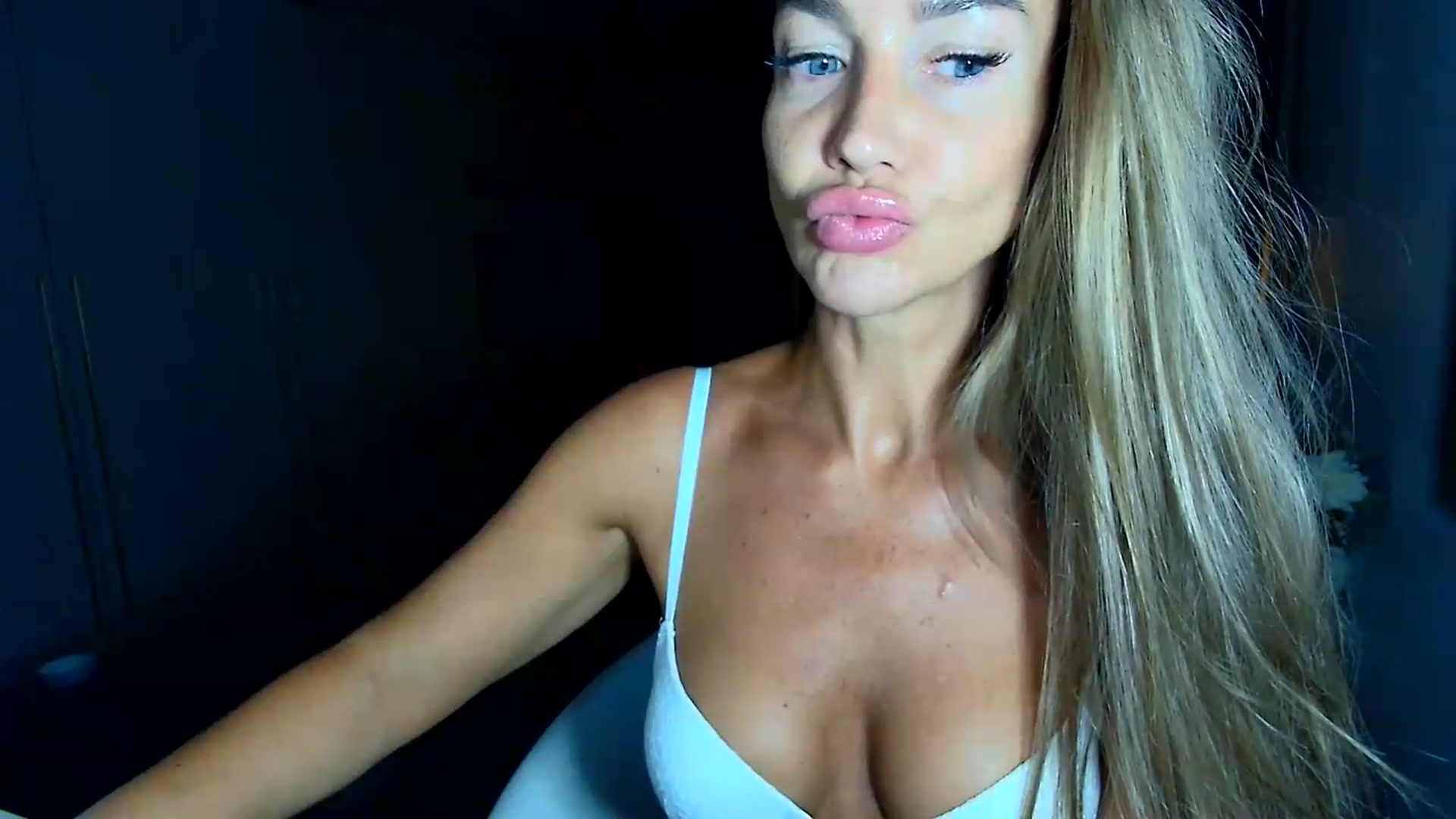 Gallery image thumbnail from Mystery_C's myfreecams stream on, 08/13/2026, 21:41 image 18 of 20