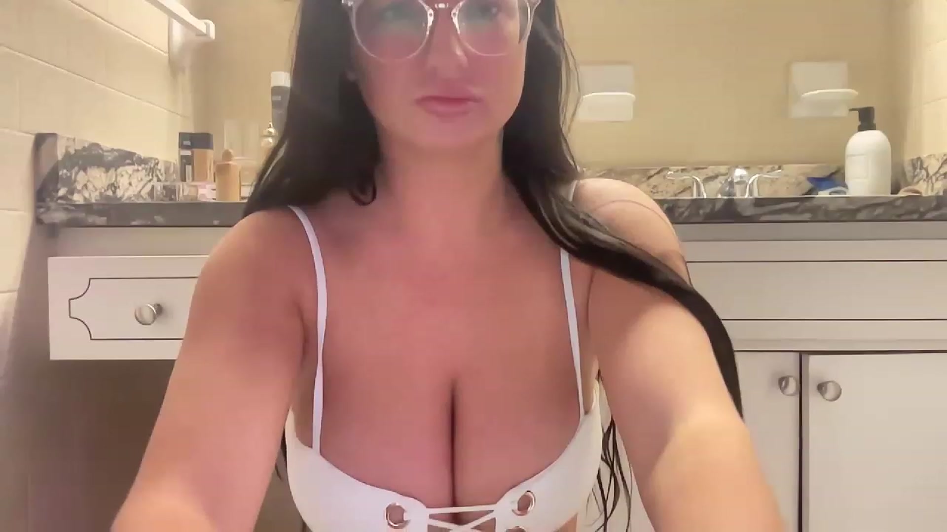 Gallery image thumbnail from Mystery_Milf's myfreecams stream on, 12/07/2022, 15:46 image 3 of 20