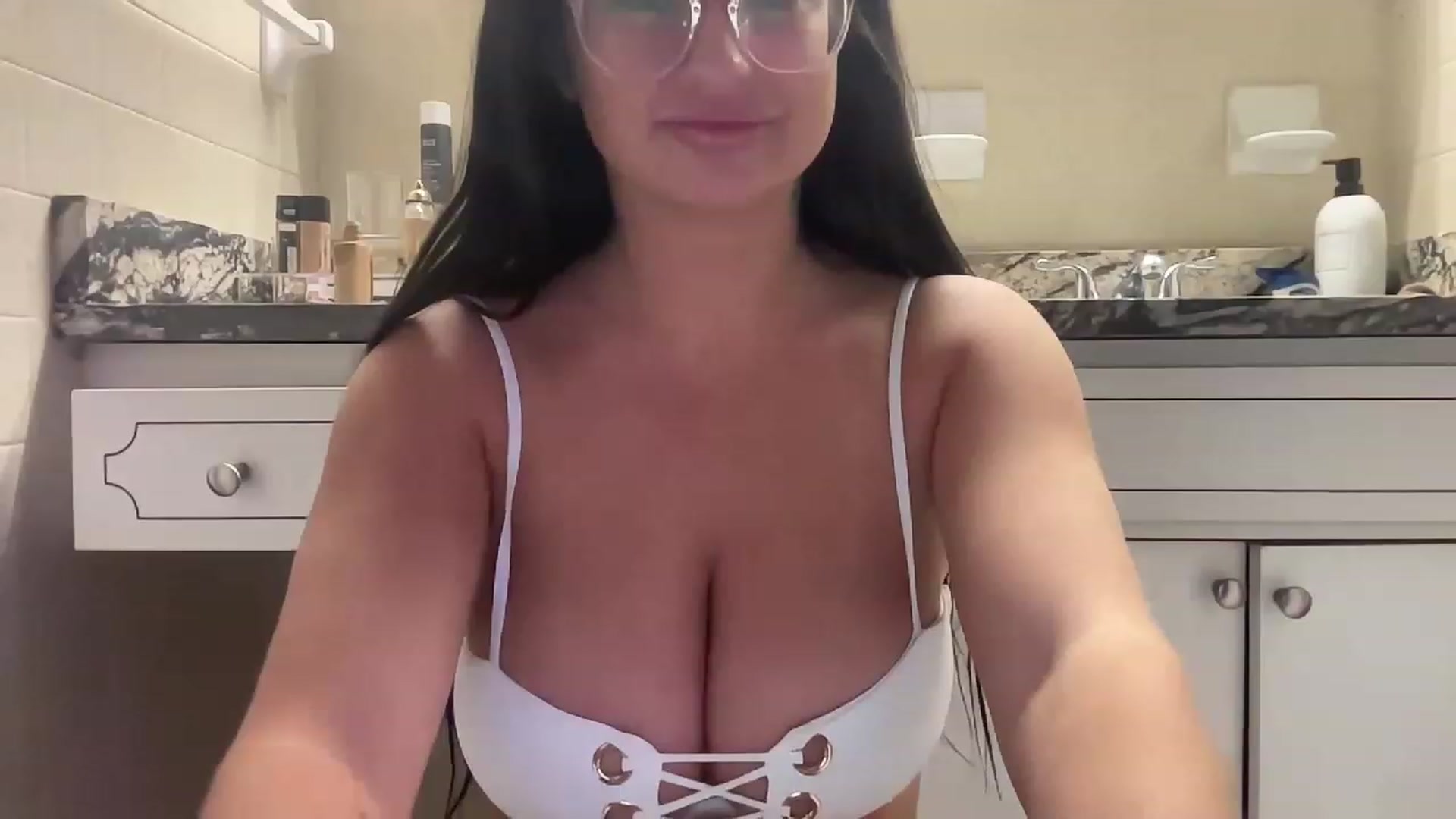 Gallery image thumbnail from Mystery_Milf's myfreecams stream on, 12/07/2022, 15:46 image 2 of 20