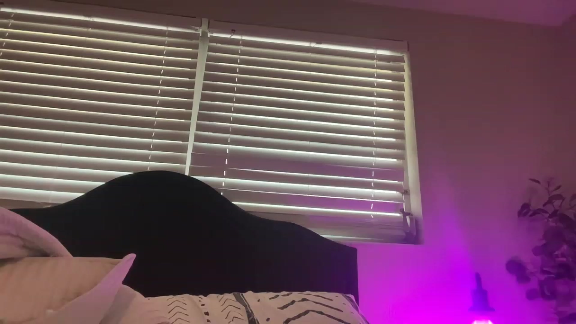 Gallery image thumbnail from Mystery_Milf's myfreecams stream on, 12/18/2022, 19:37 image 18 of 20