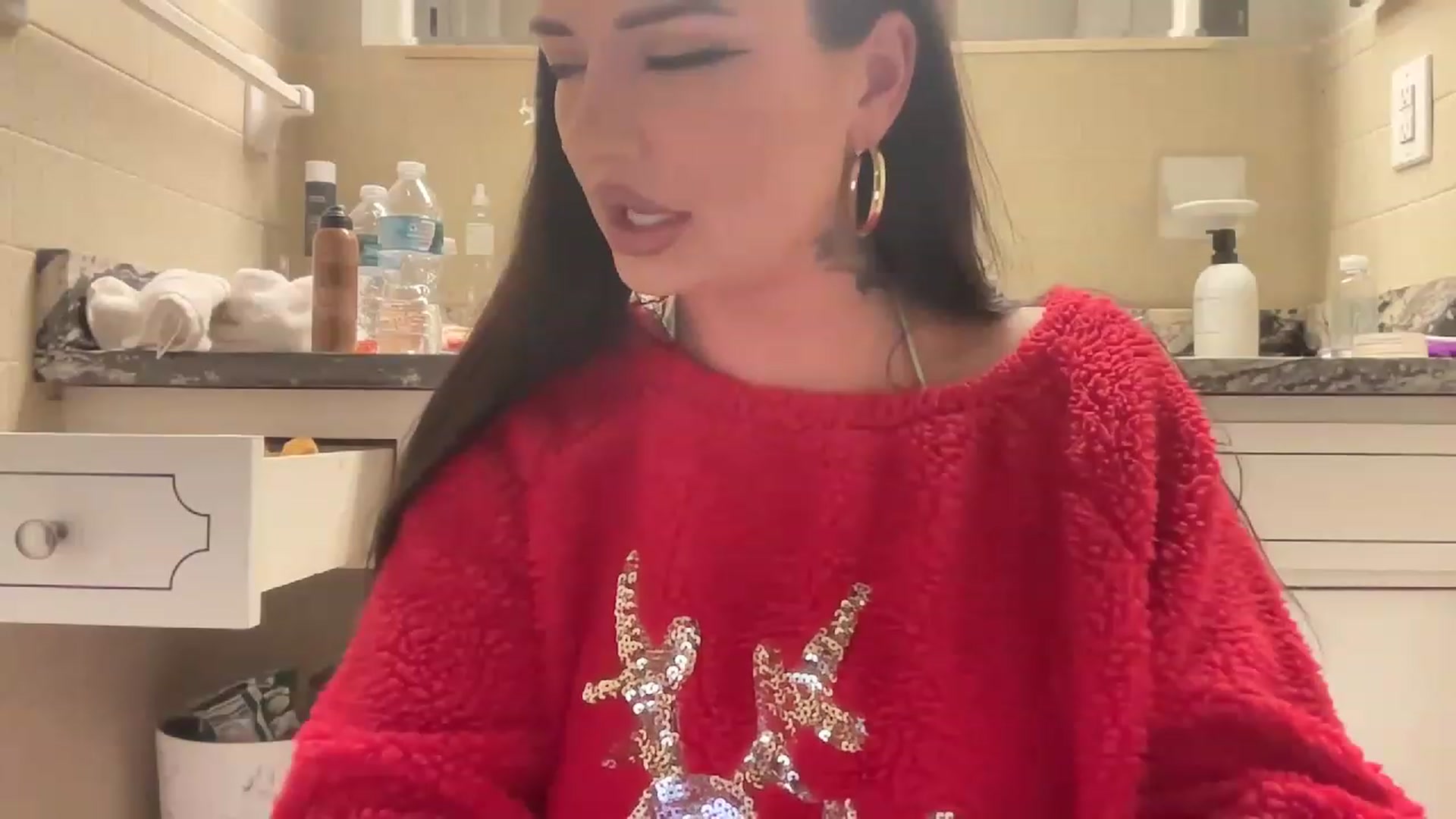 Gallery image thumbnail from Mystery_Milf's myfreecams stream on, 12/21/2022, 20:05 image 19 of 20