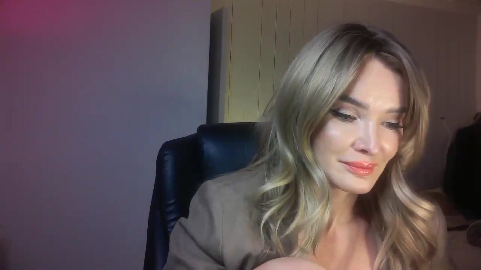 Gallery image thumbnail from Mzmary's myfreecams stream on, 02/10/2025, 24:03 image 17 of 20